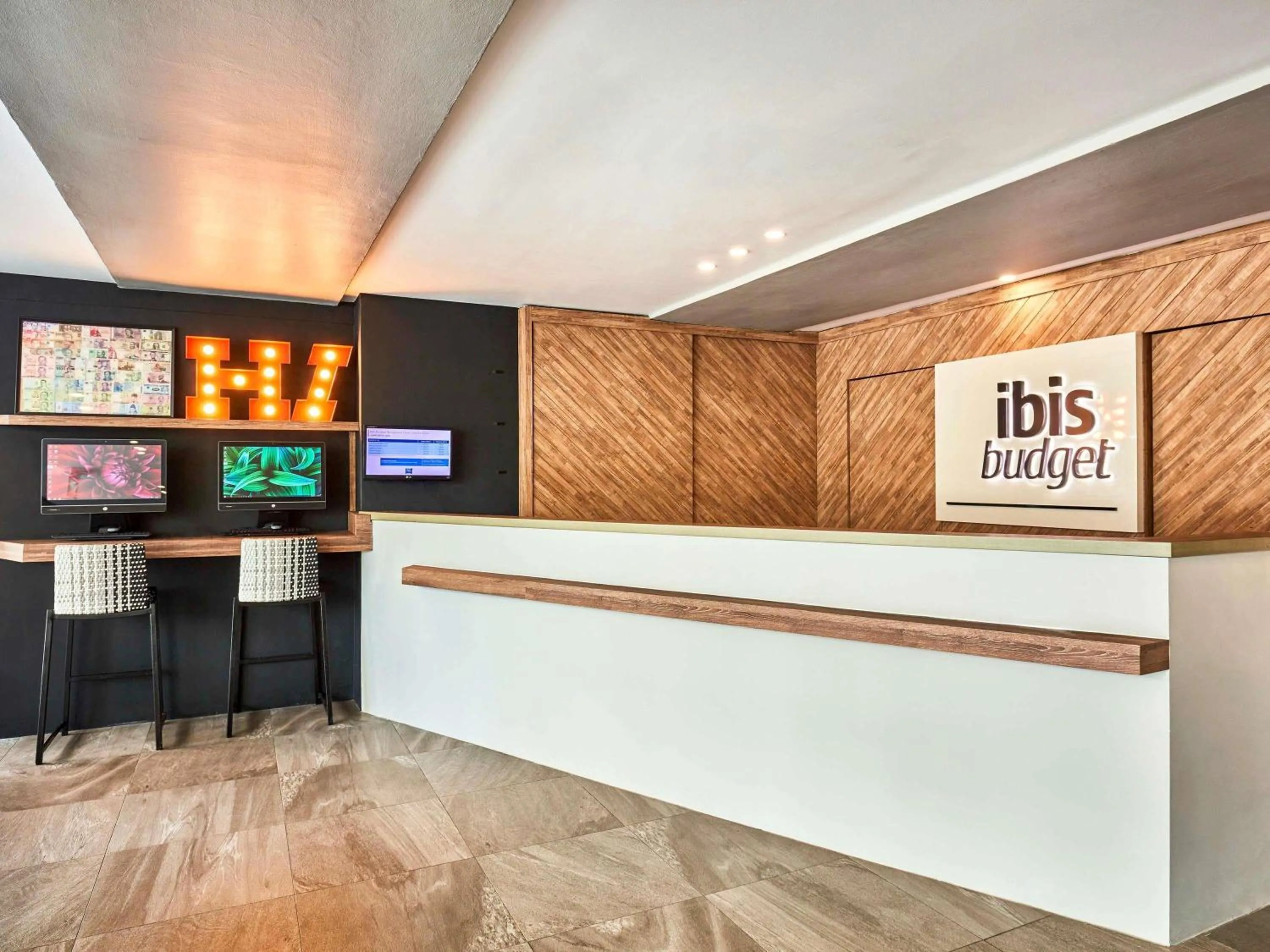 Property building in ibis budget Singapore Pearl