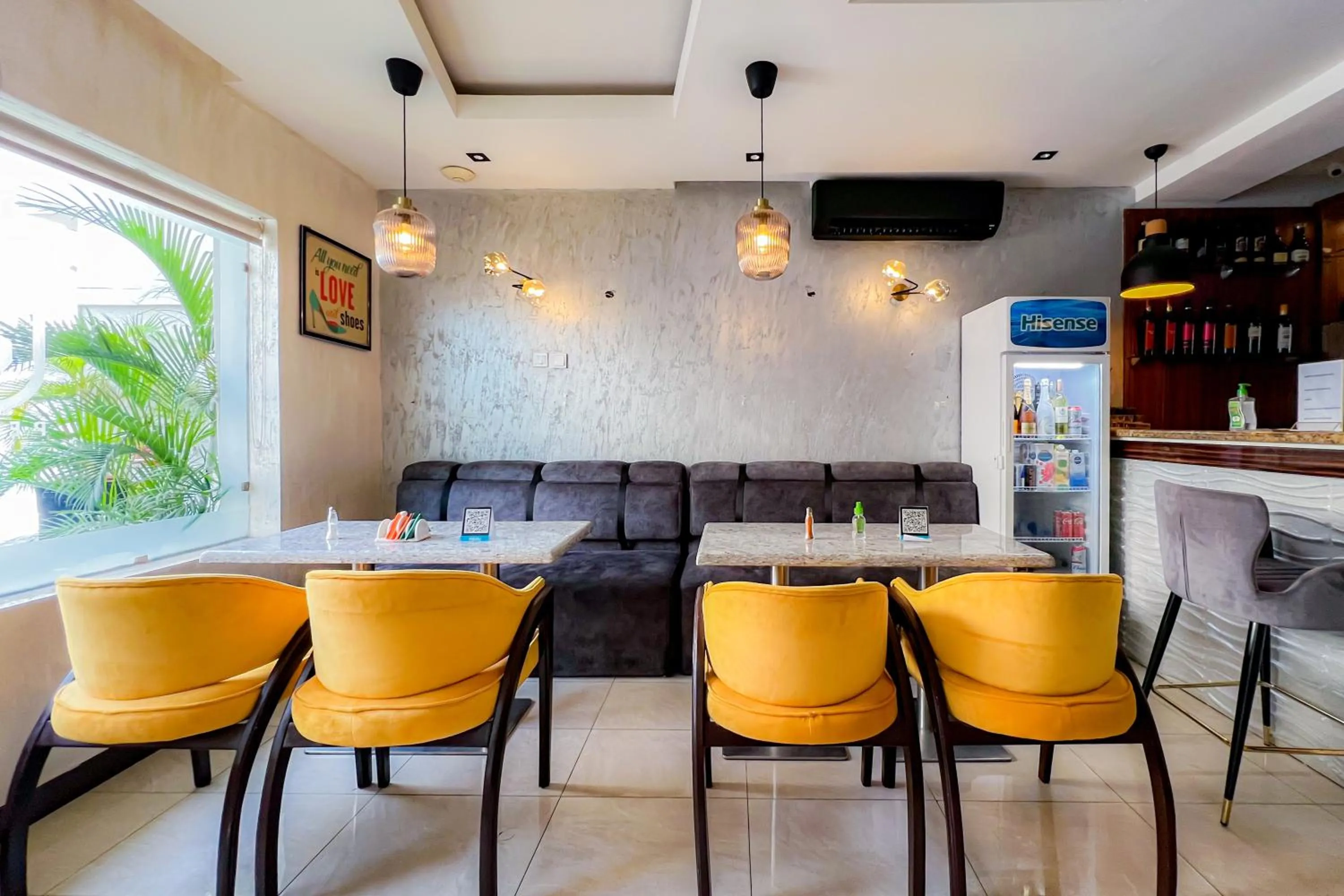 Restaurant/places to eat in Box Residence Hotel