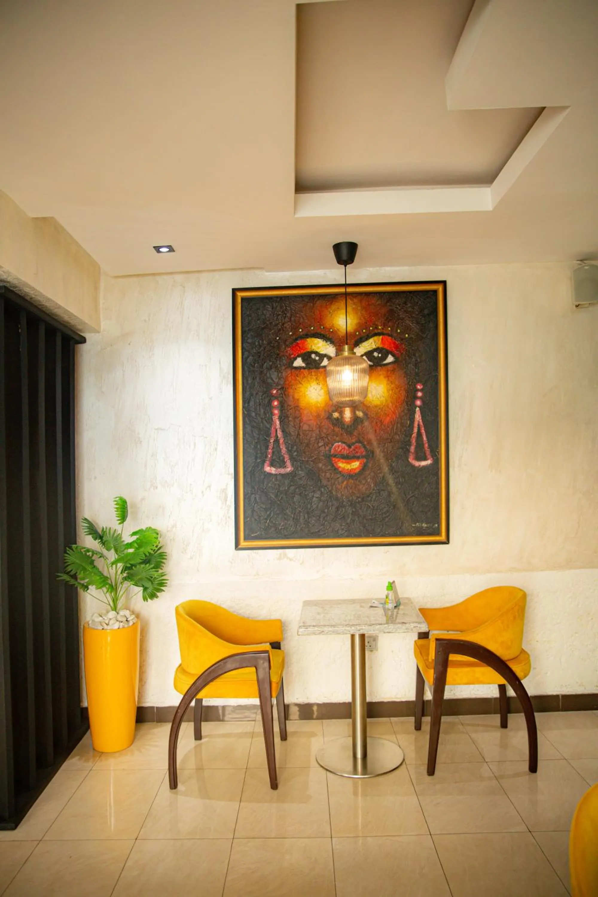 Restaurant/places to eat in Box Residence Hotel