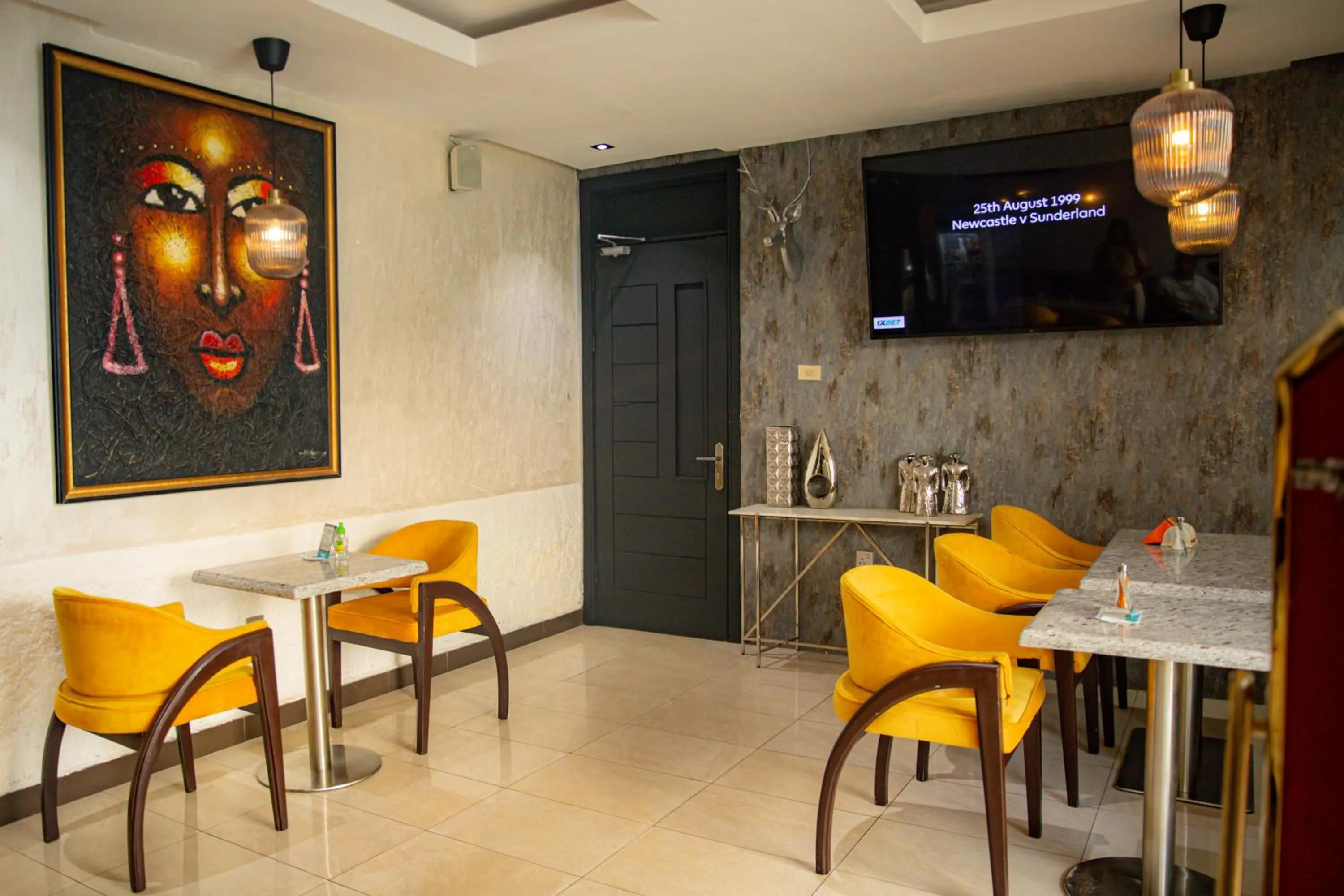 Restaurant/places to eat in Box Residence Hotel