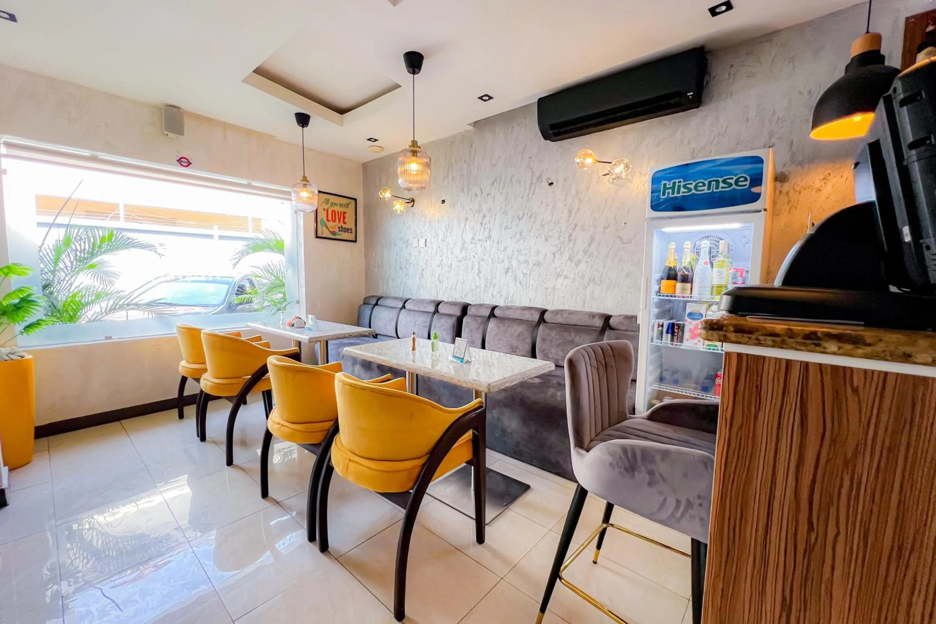 Restaurant/places to eat in Box Residence Hotel