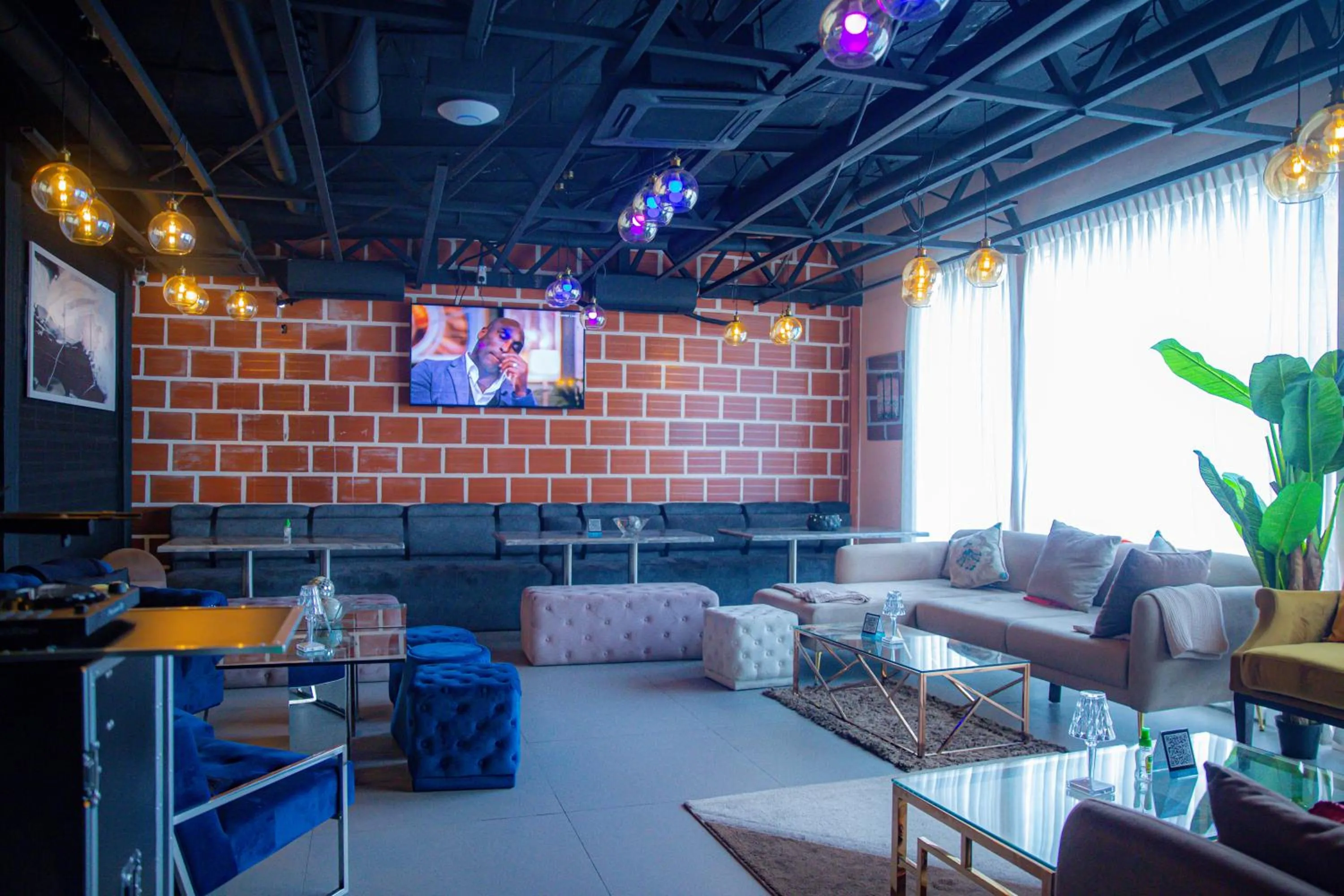 Restaurant/places to eat in Box Residence Hotel