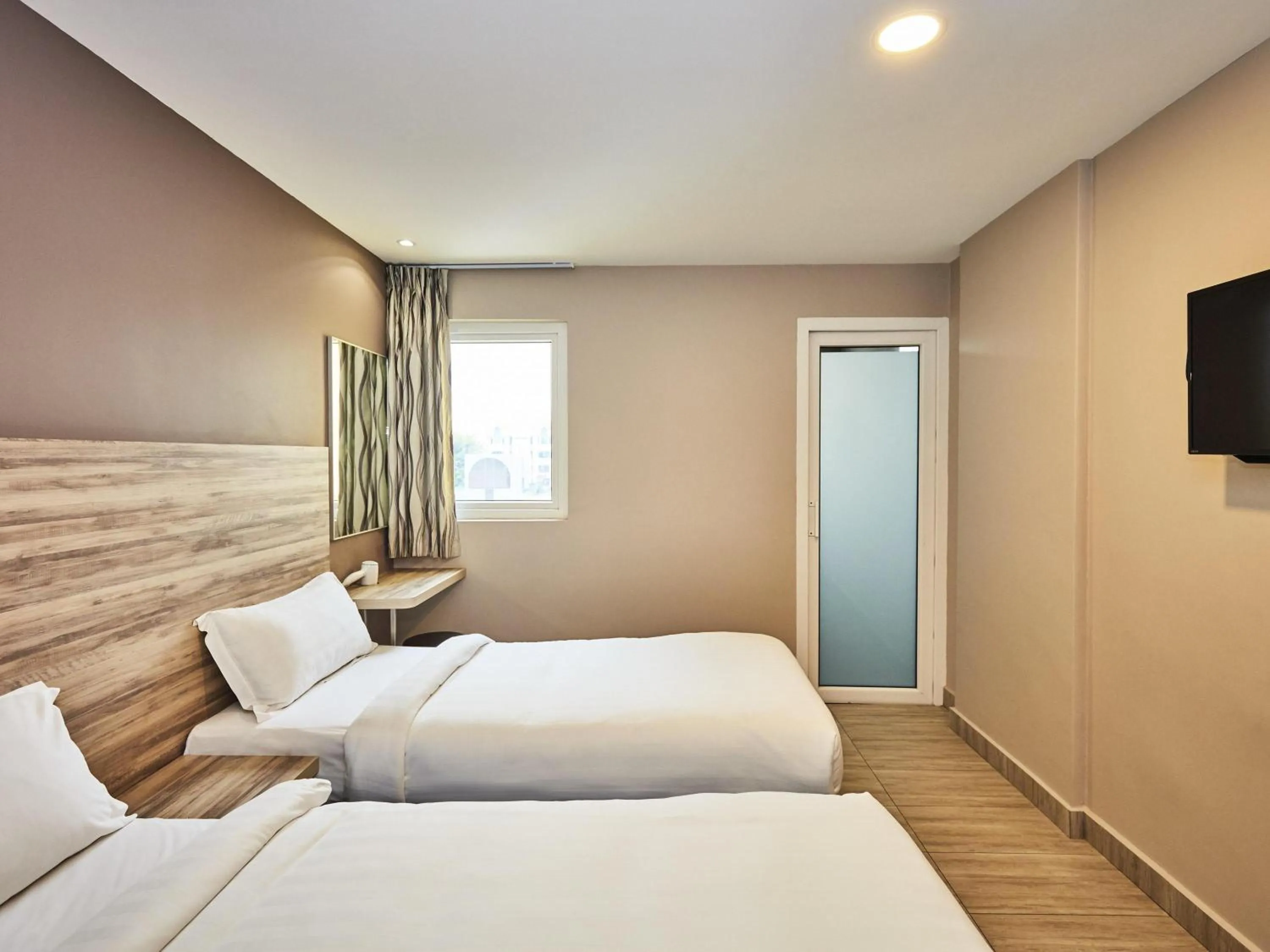 Bedroom, Bed in ibis budget Singapore Crystal