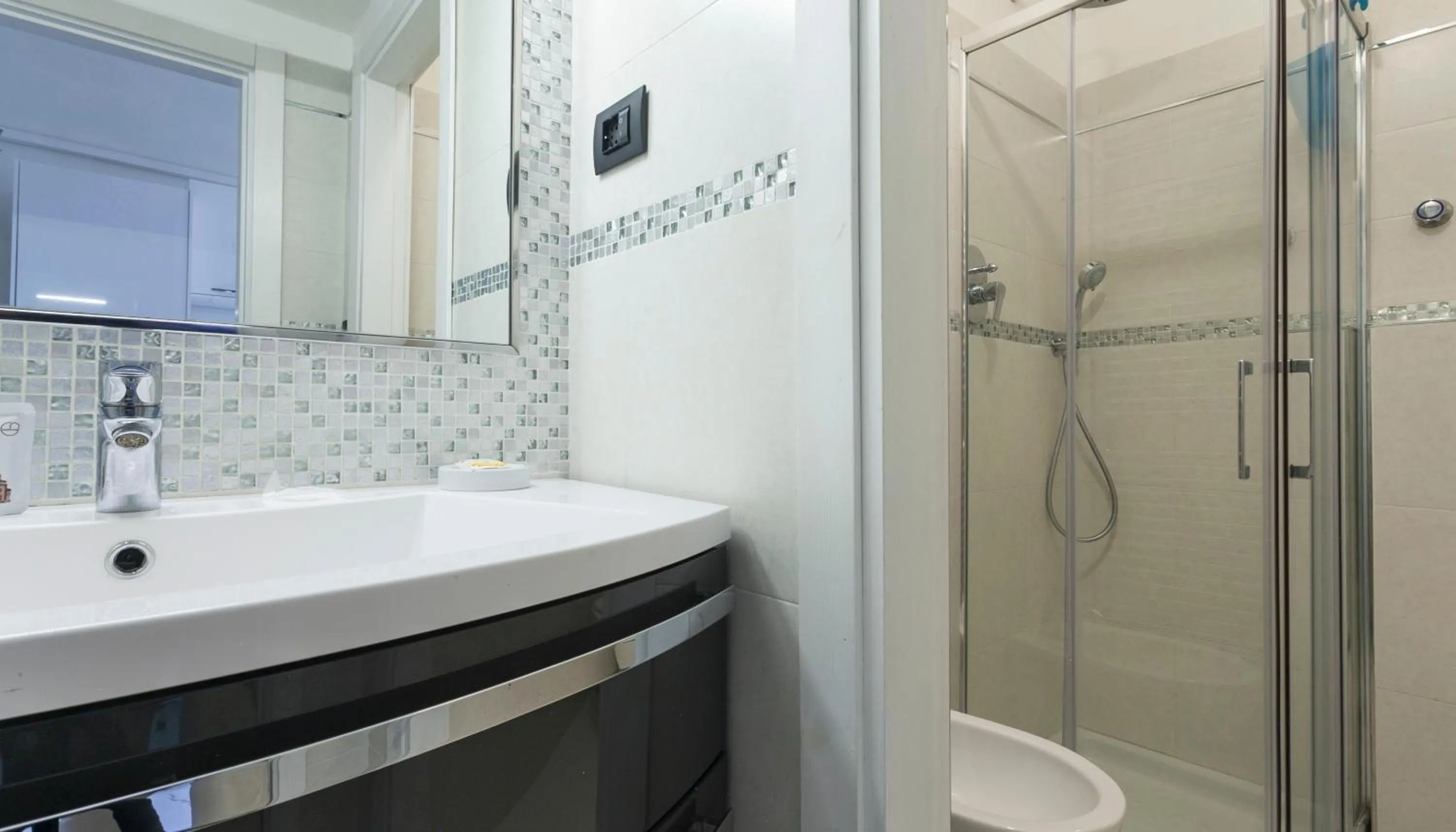 Shower in Italianway-Porro Lambertenghi