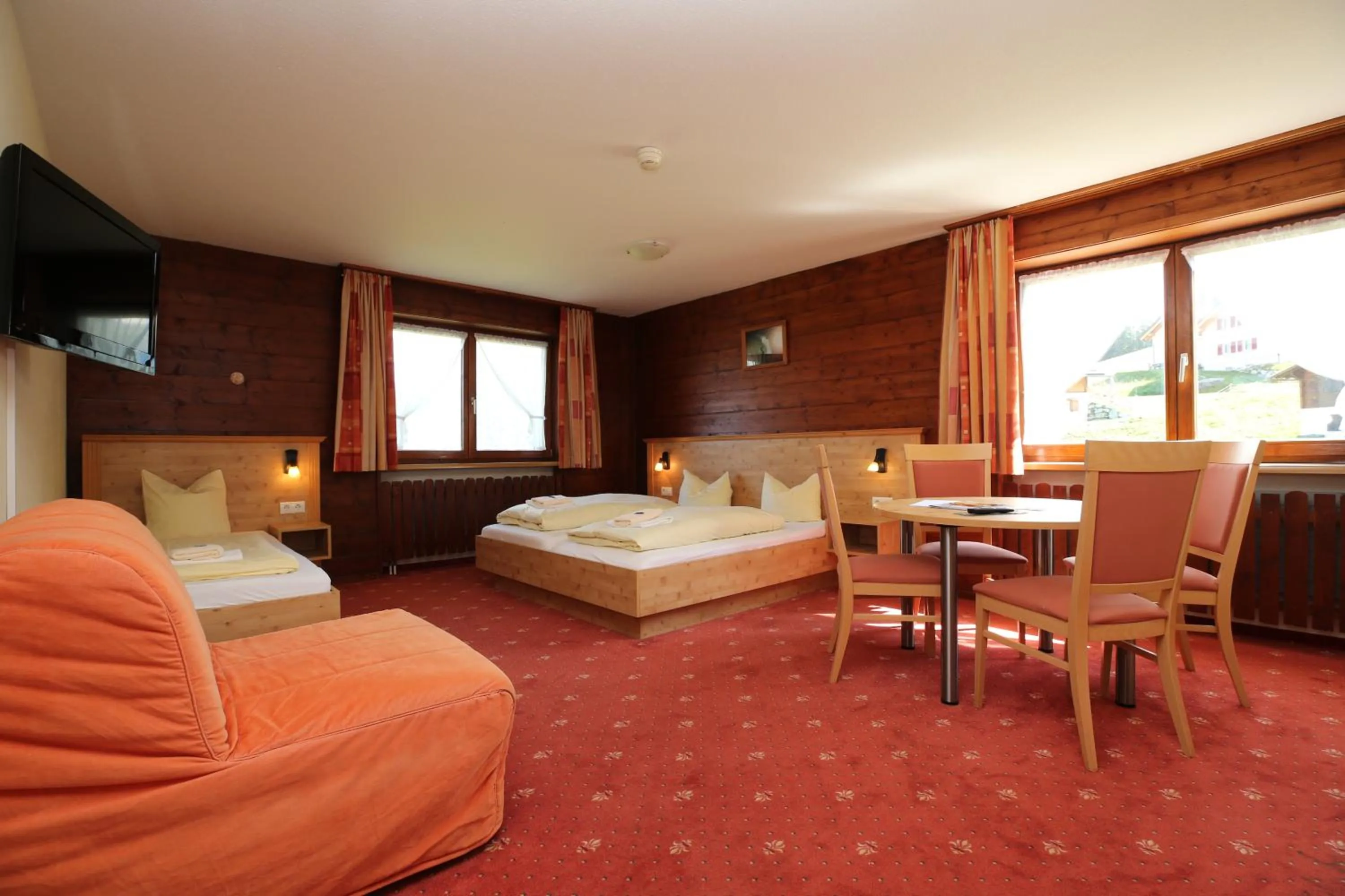 Photo of the whole room, Bed in T3 Alpenhotel Garfrescha