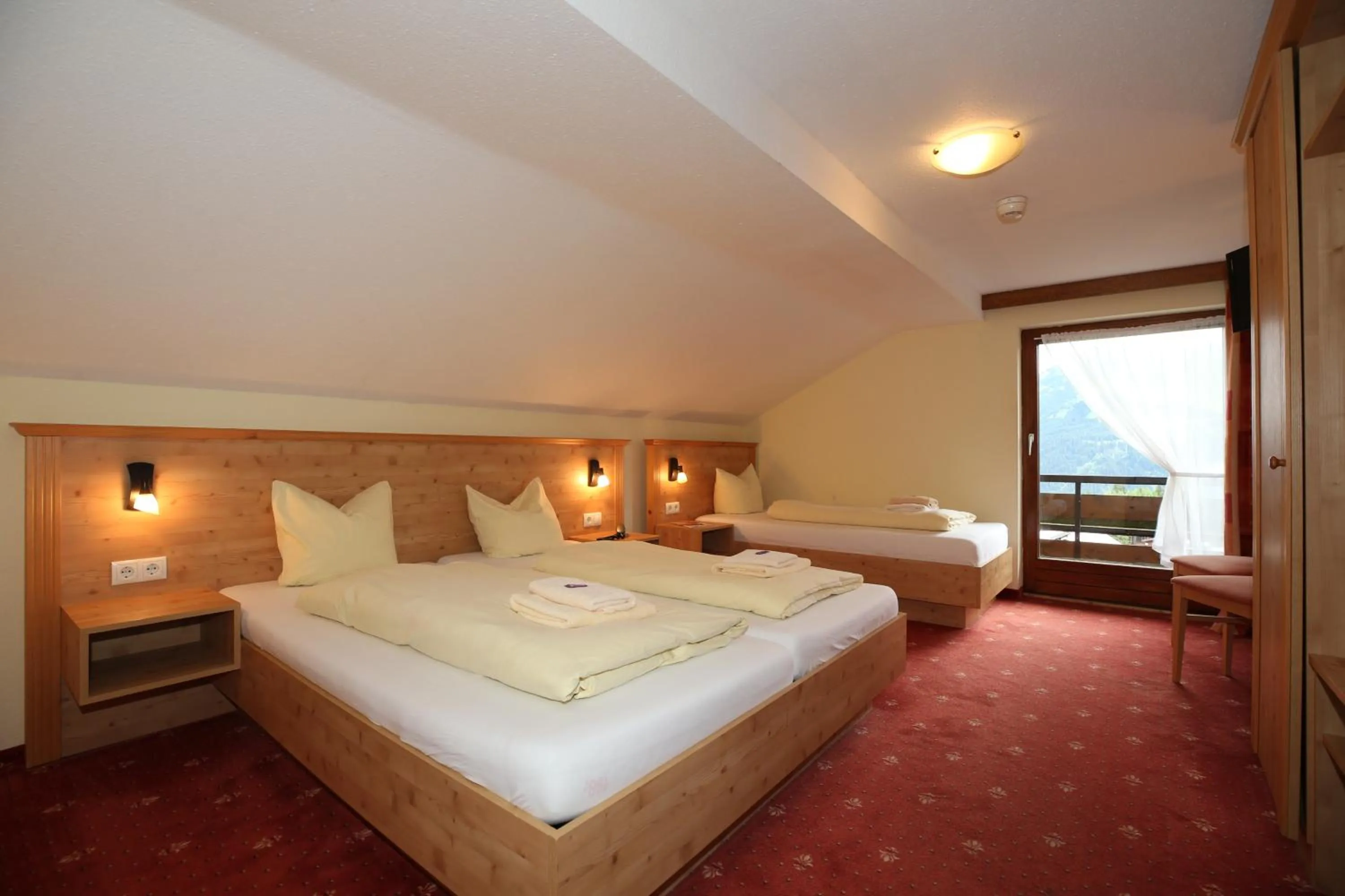 Bedroom, Bed in T3 Alpenhotel Garfrescha