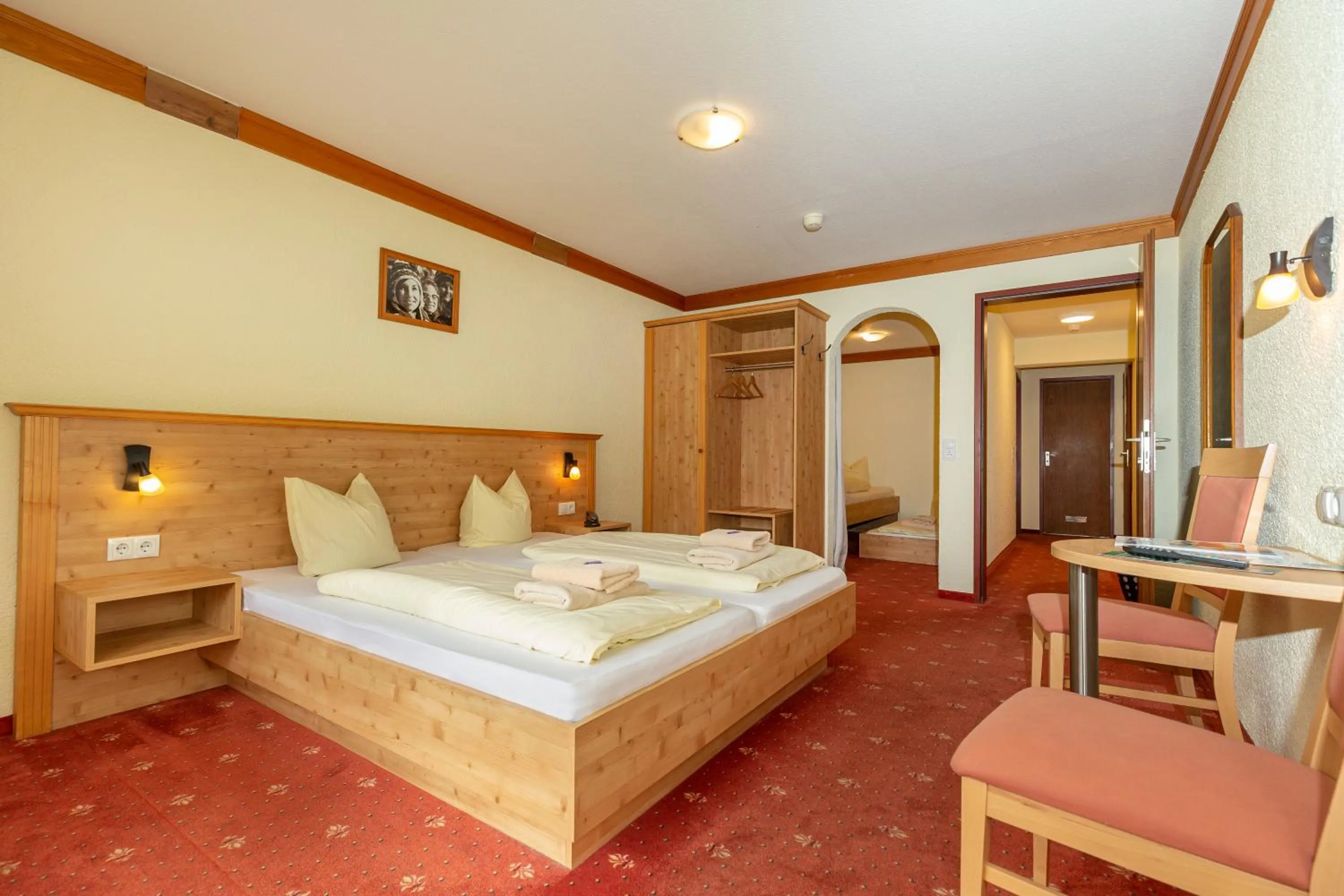Photo of the whole room, Bed in T3 Alpenhotel Garfrescha