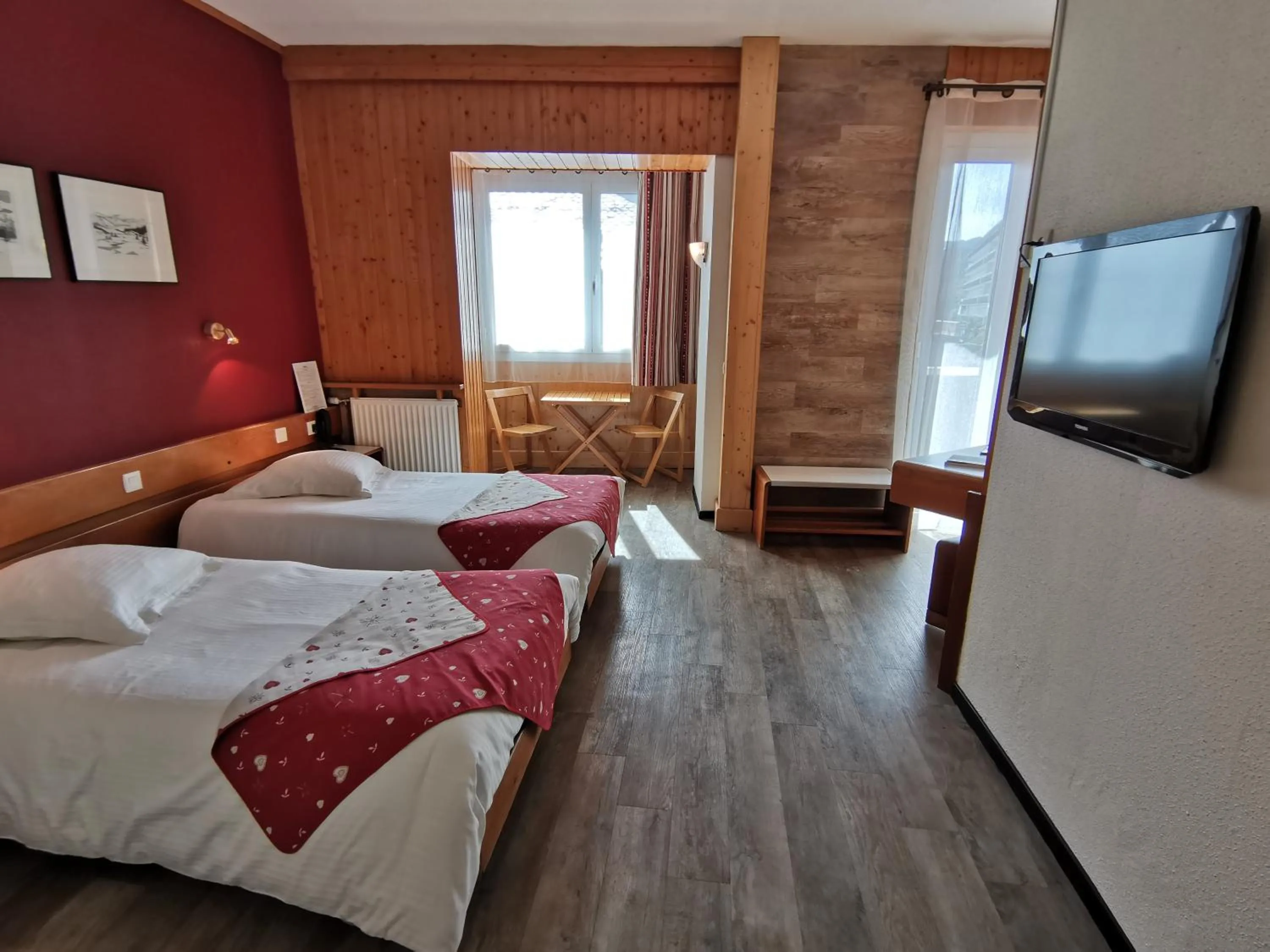 Photo of the whole room, Bed in Carlit