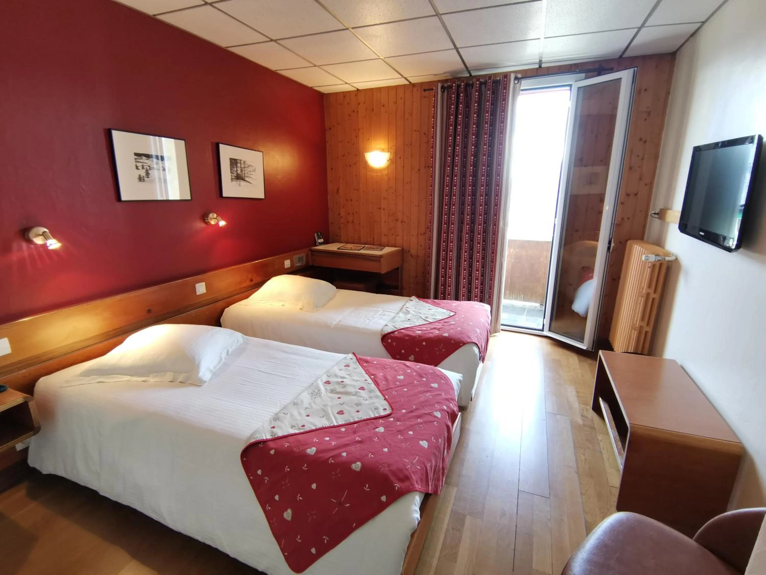 Photo of the whole room, Bed in Carlit