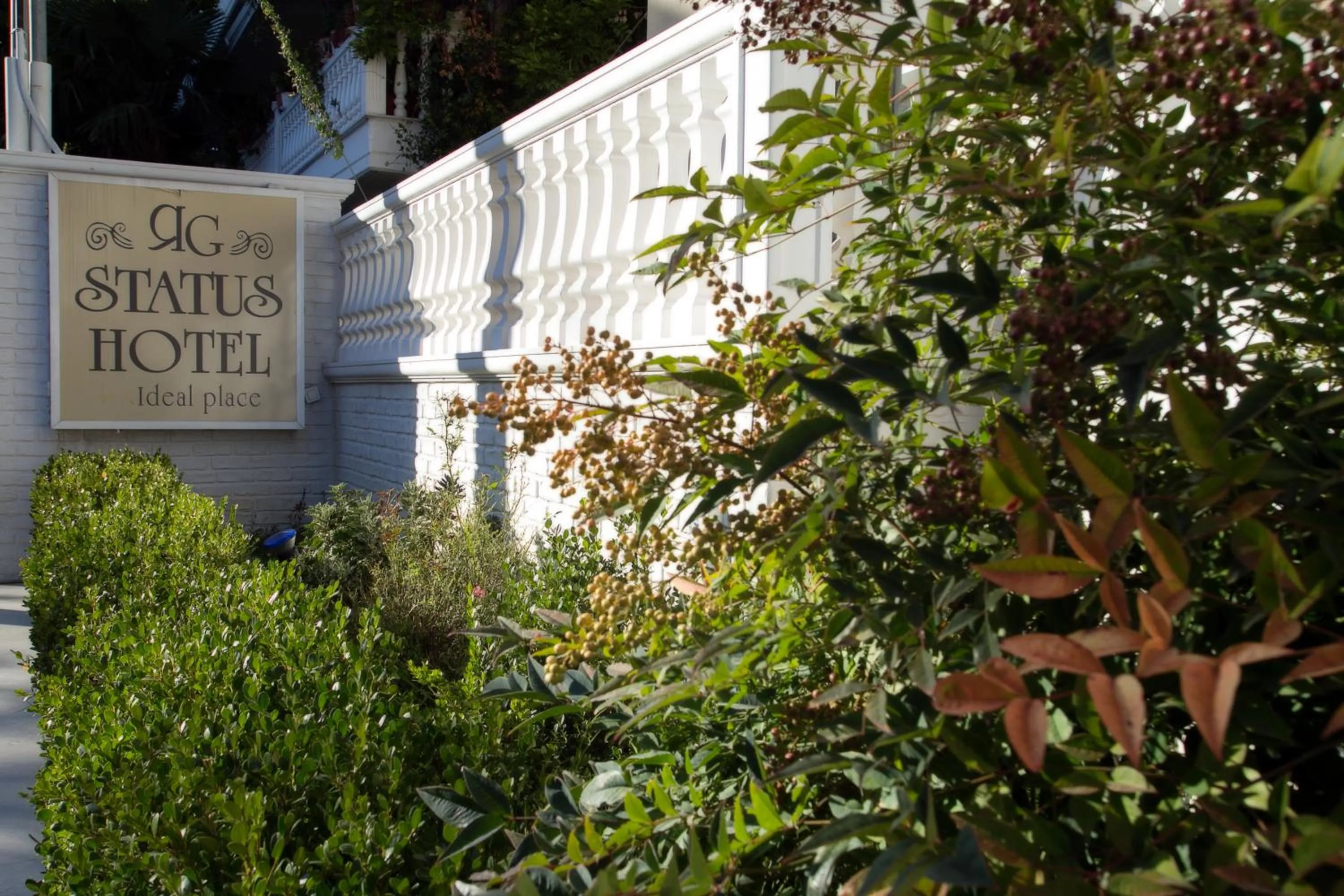 Property logo or sign in Rg Status Hotel