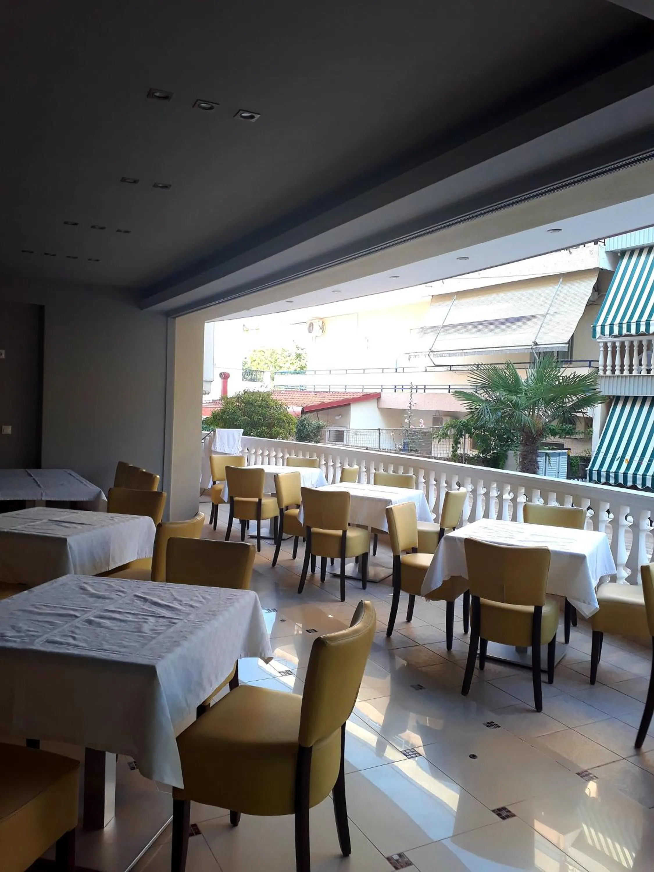 Restaurant/places to eat in Rg Status Hotel