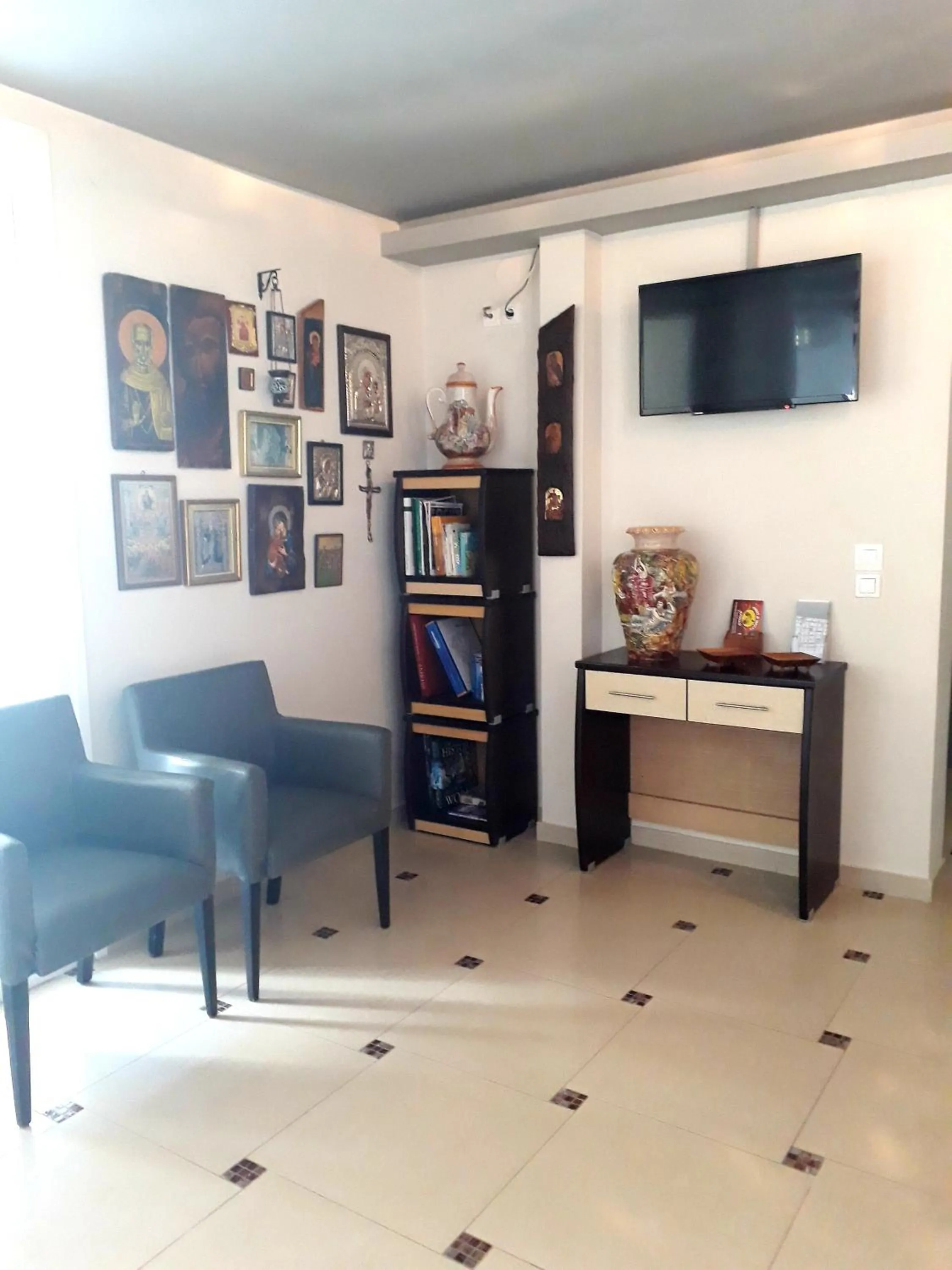 Library in Rg Status Hotel