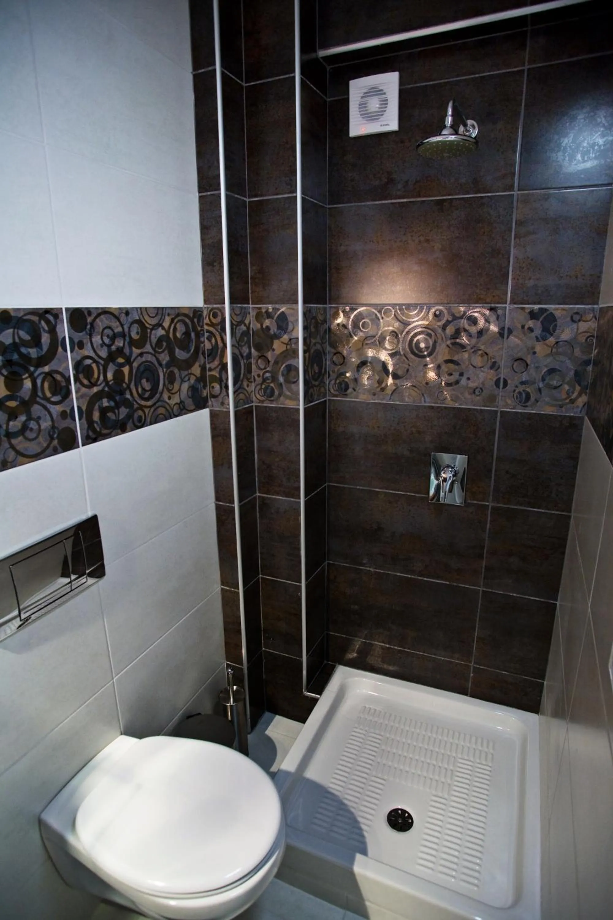 Shower in Rg Status Hotel