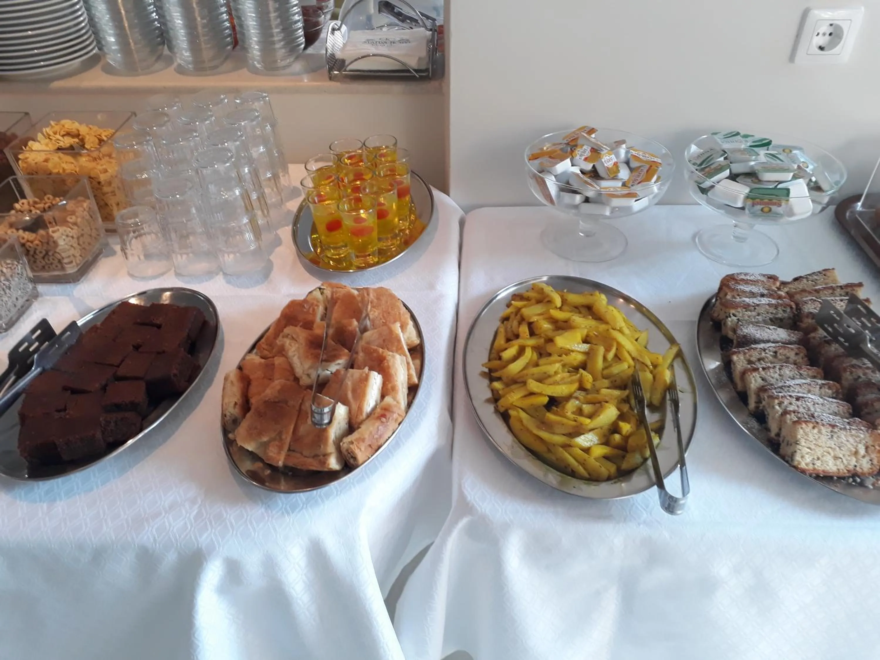 Food in Rg Status Hotel