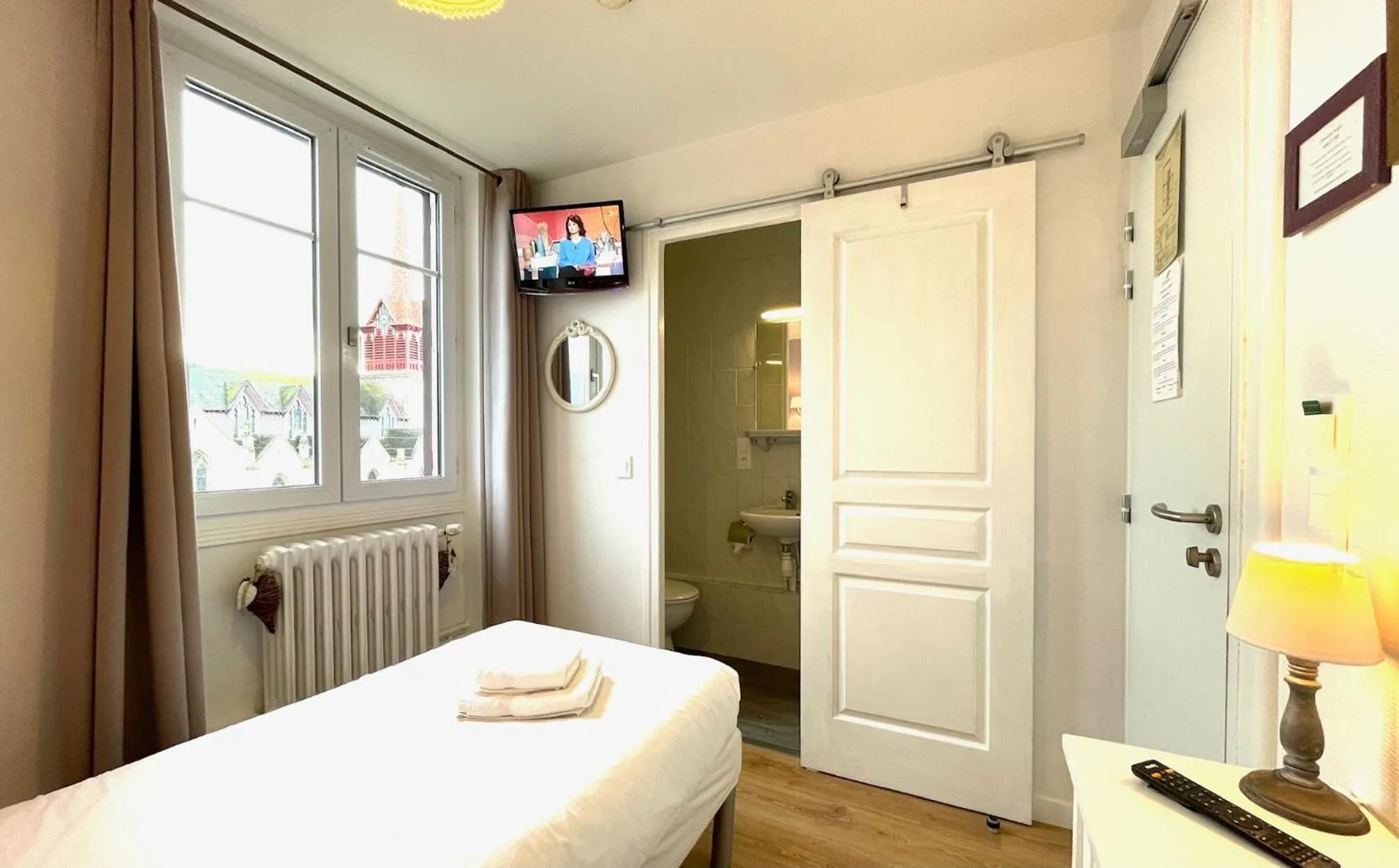 Photo of the whole room, Bed in La Villa Les Mots Passants