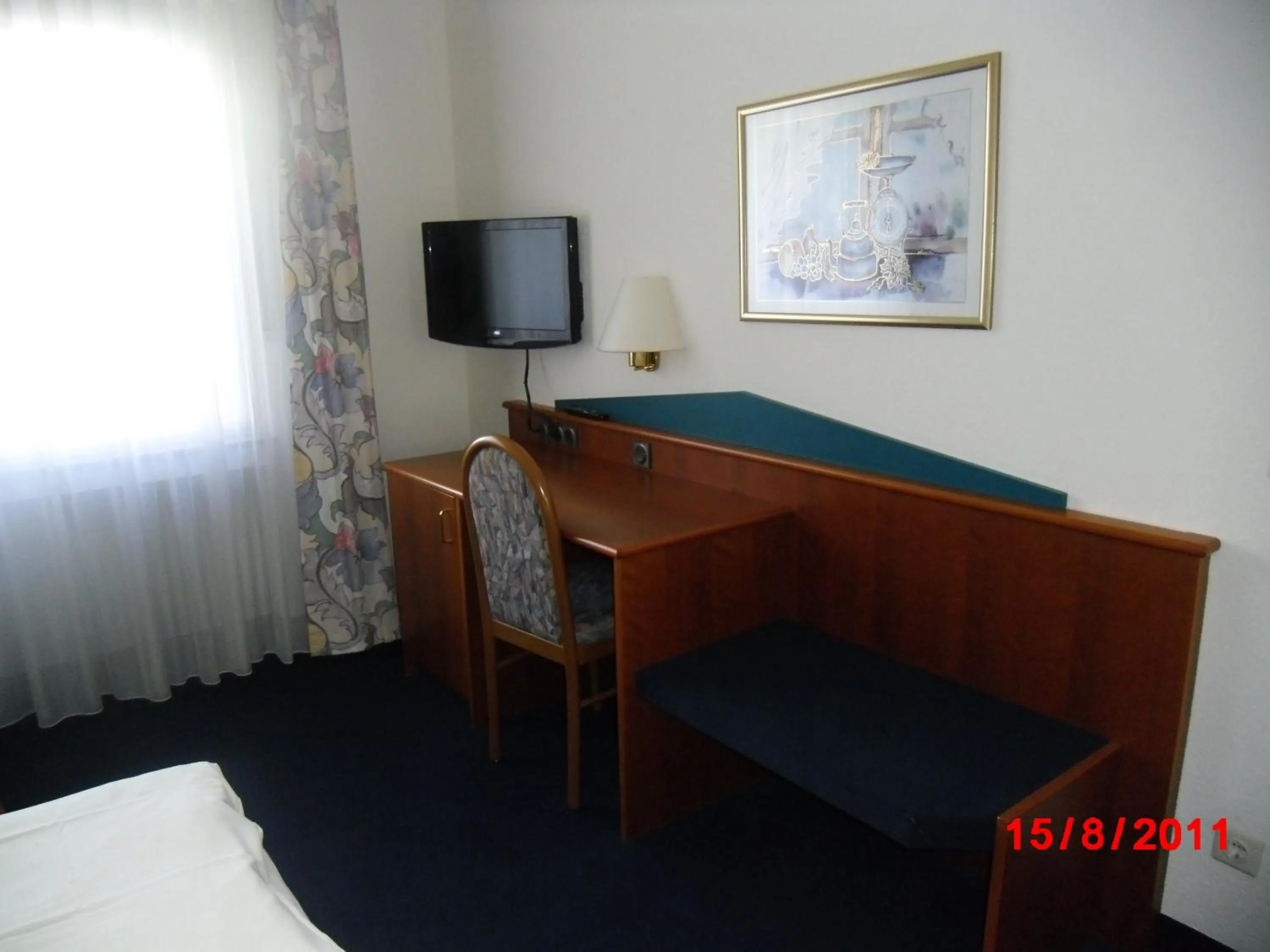 Seating area, Bed in Centralhotel Ratingen