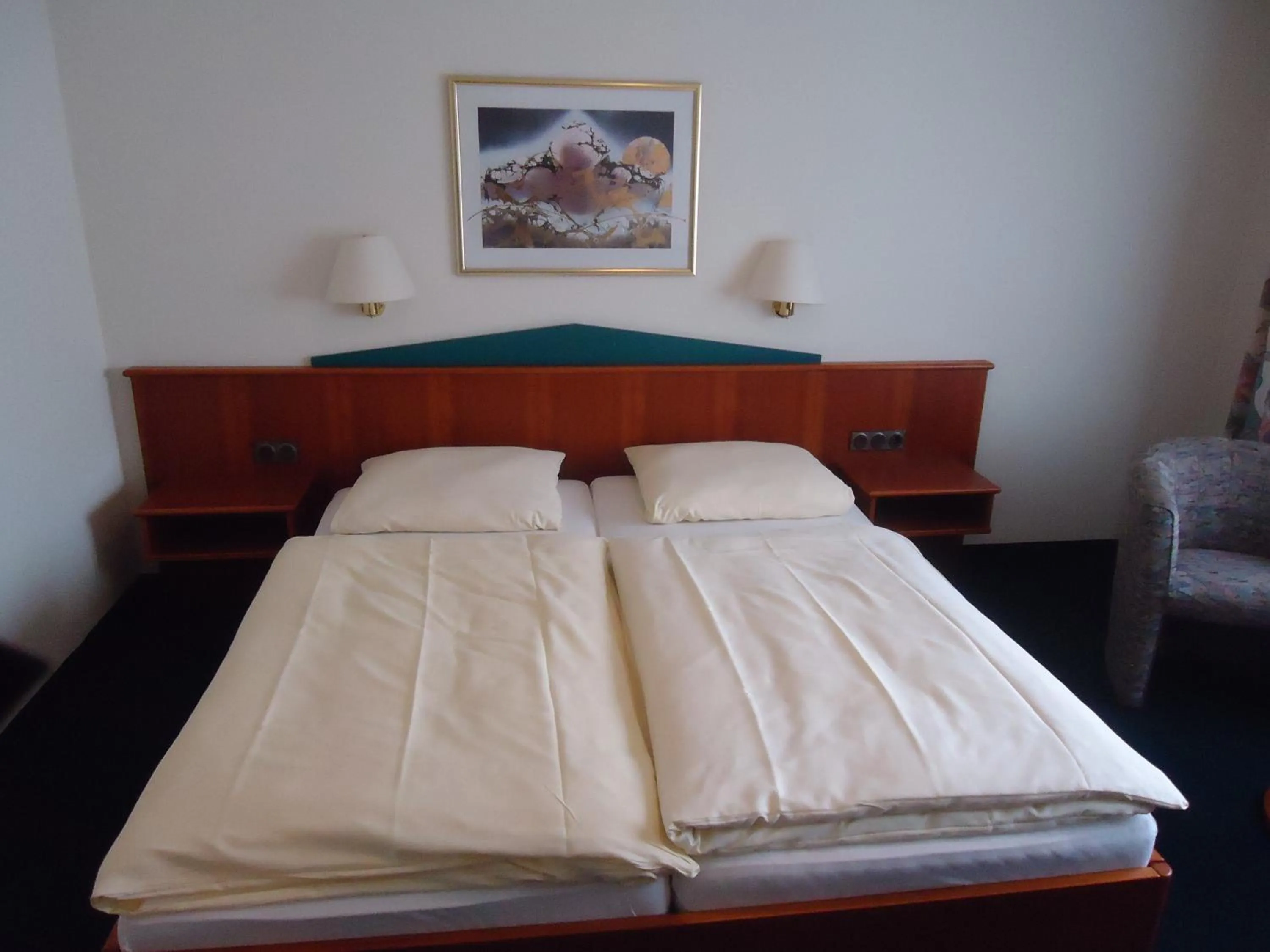 Property building, Bed in Centralhotel Ratingen