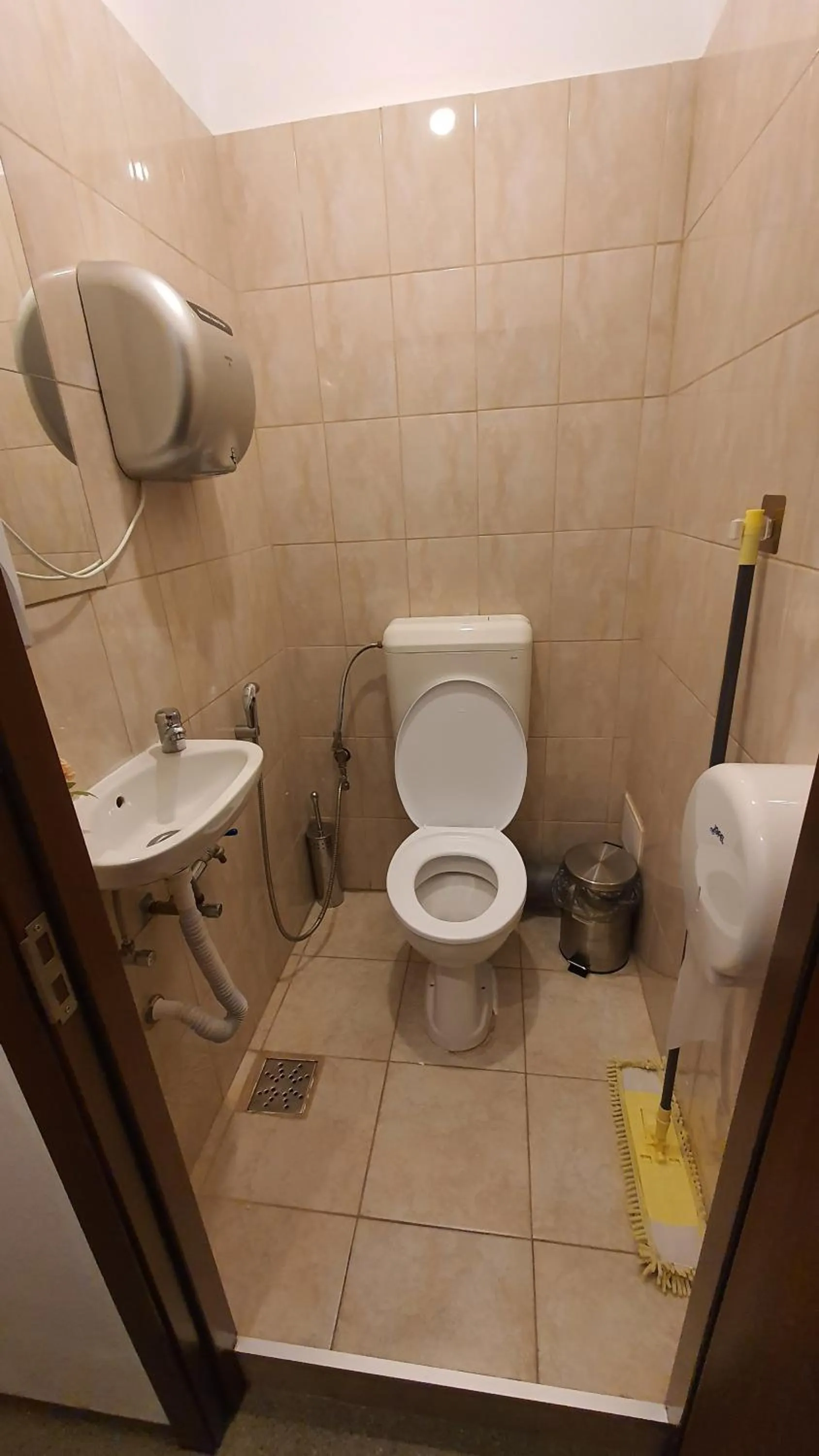 Toilet in Popcorn Hostel