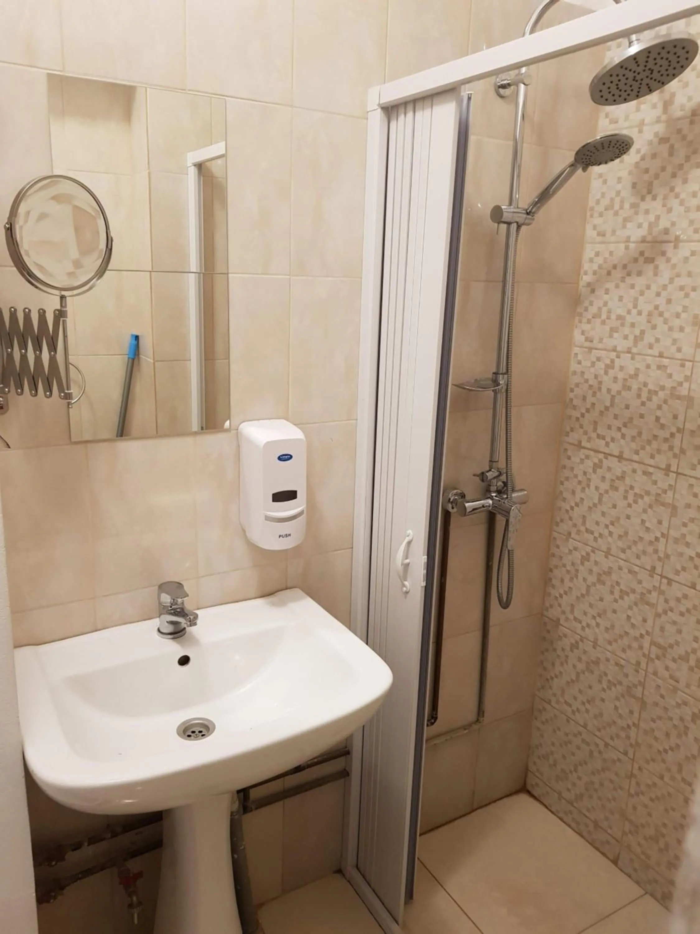 Shower in Popcorn Hostel