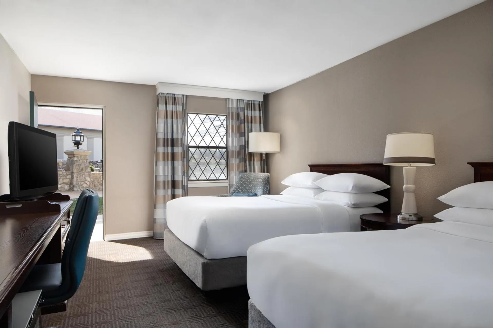 Bedroom, Bed in Sheraton Westport Lakeside Chalet