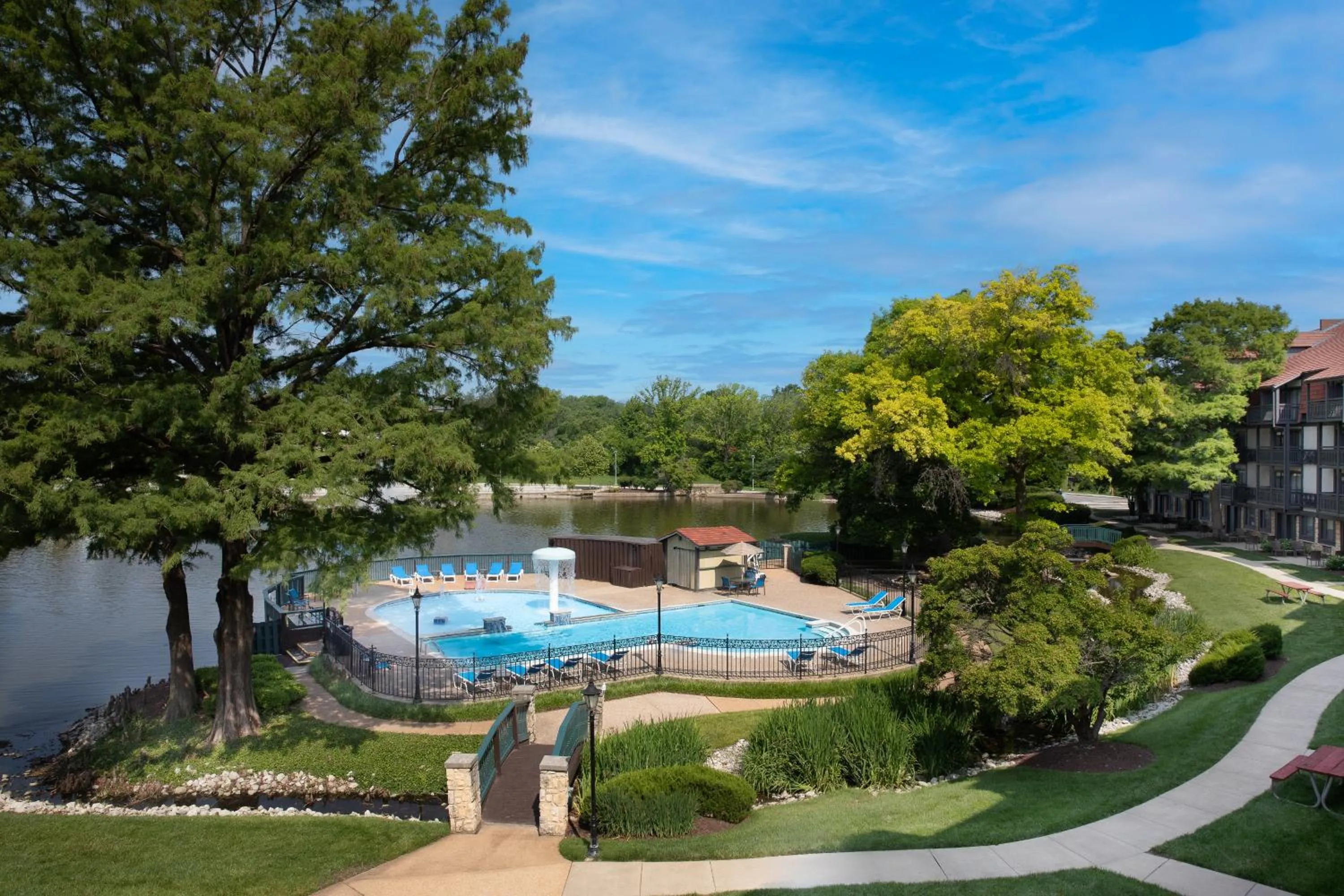 Swimming pool in Sheraton Westport Lakeside Chalet