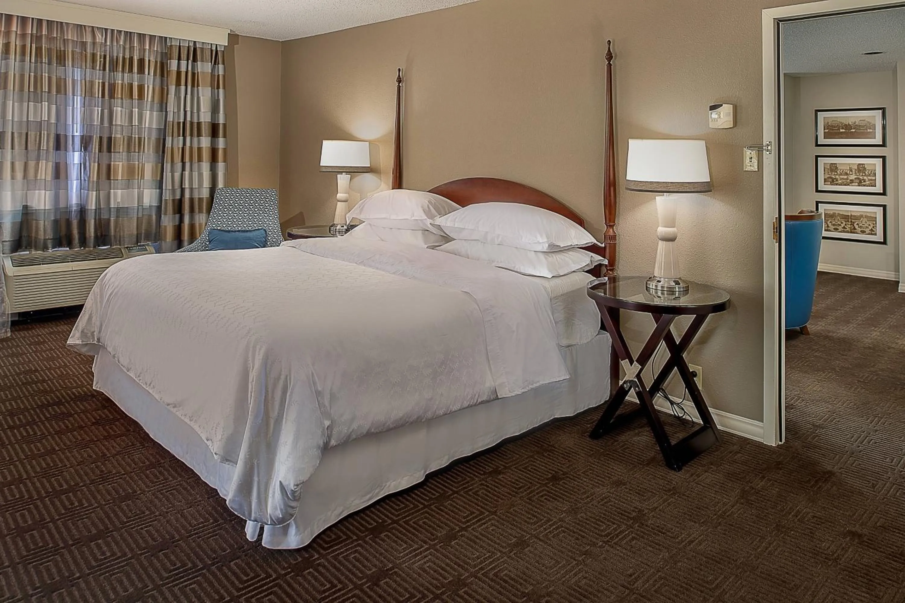 Photo of the whole room, Bed in Sheraton Westport Lakeside Chalet