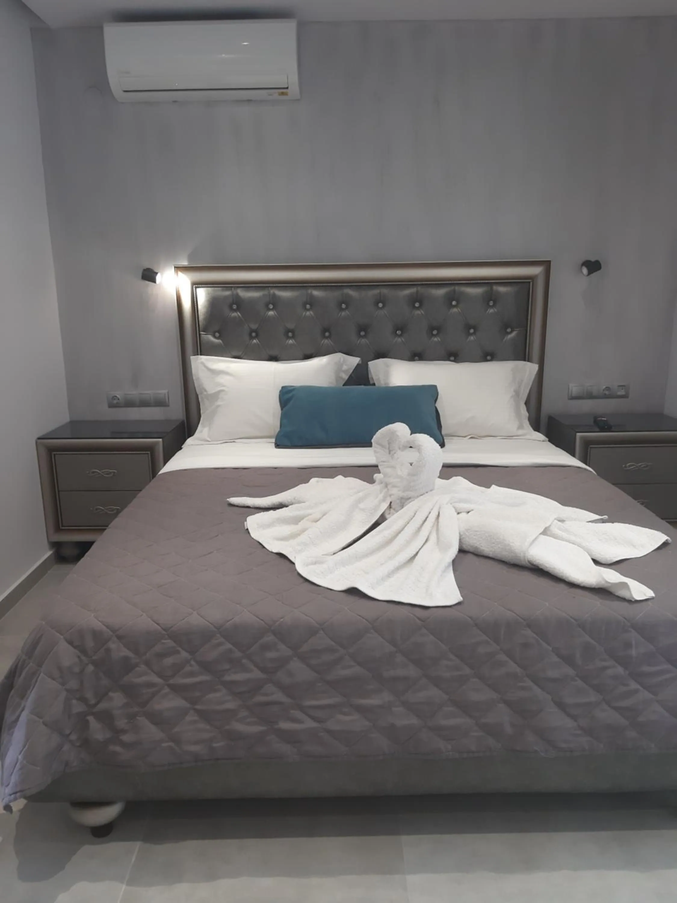 Property building, Bed in Gold Apartments