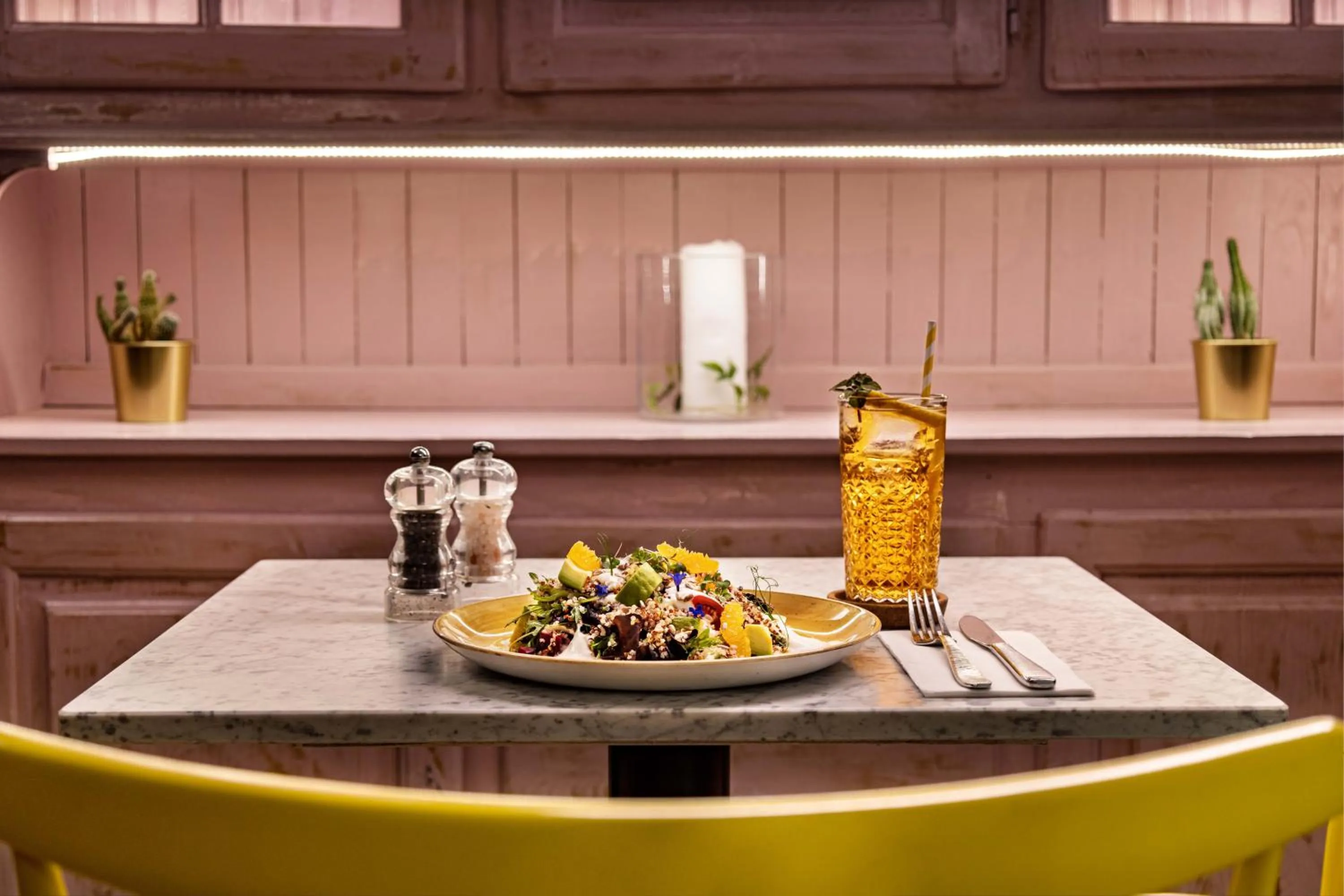 Restaurant/places to eat in The Magnolia Hotel