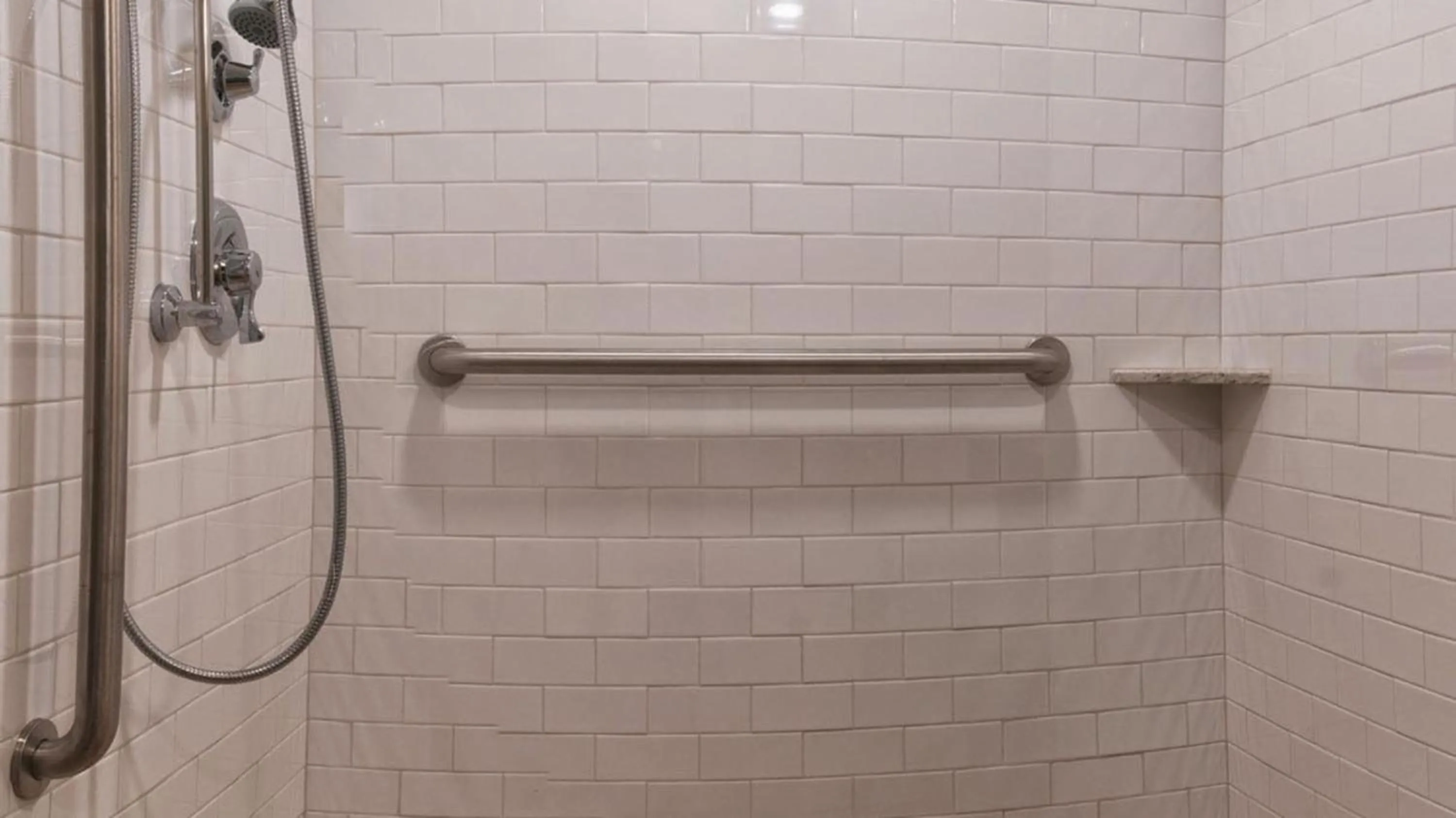 Bathroom in Driftwood Lodge