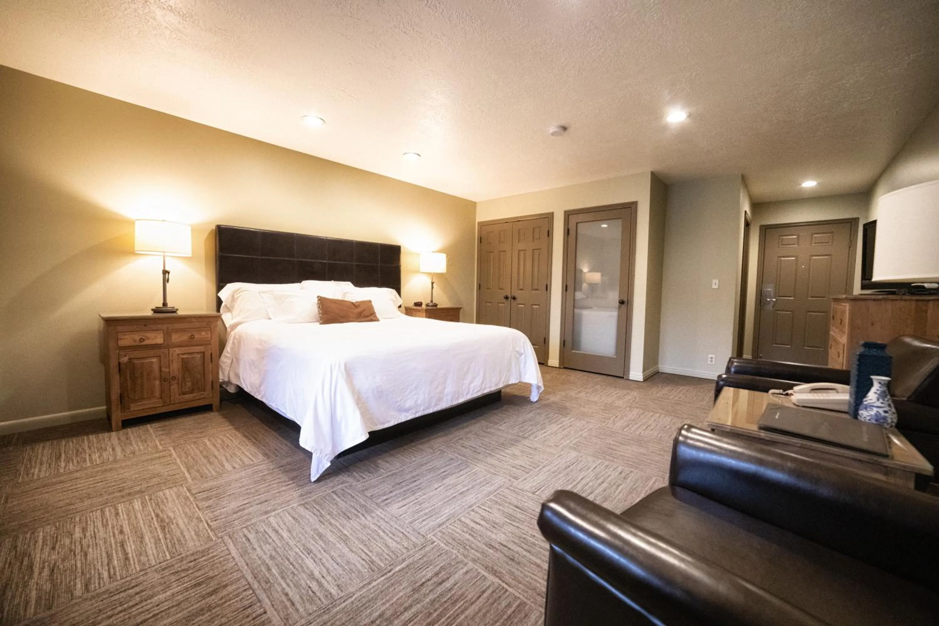 Photo of the whole room, Bed in Driftwood Lodge