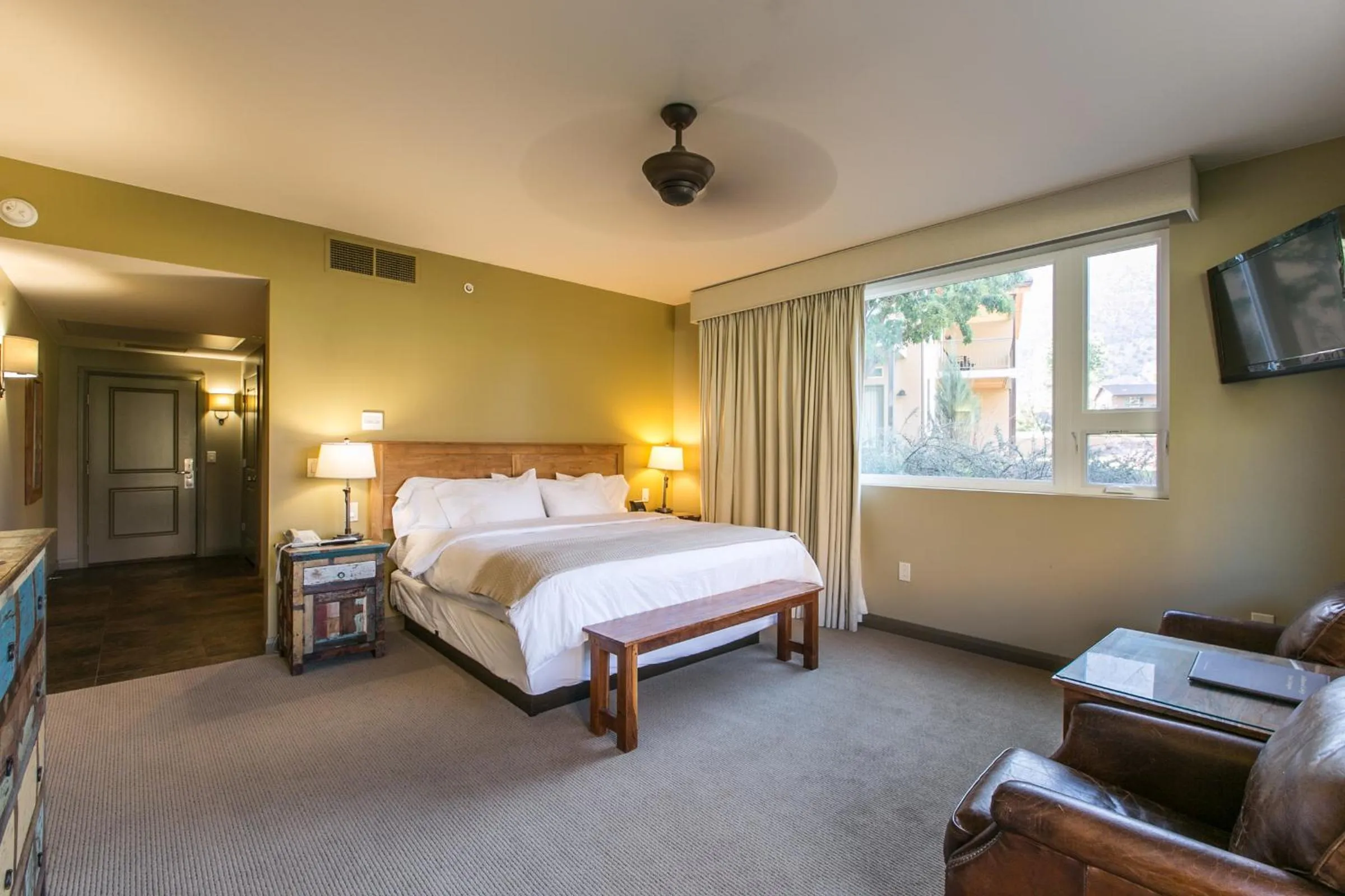 Bedroom, Bed in Driftwood Lodge
