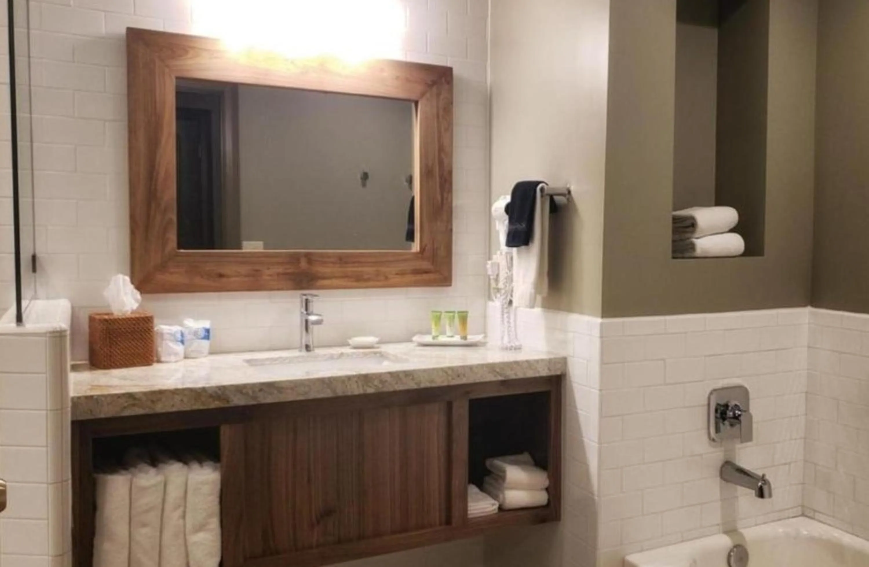 Bathroom in Driftwood Lodge