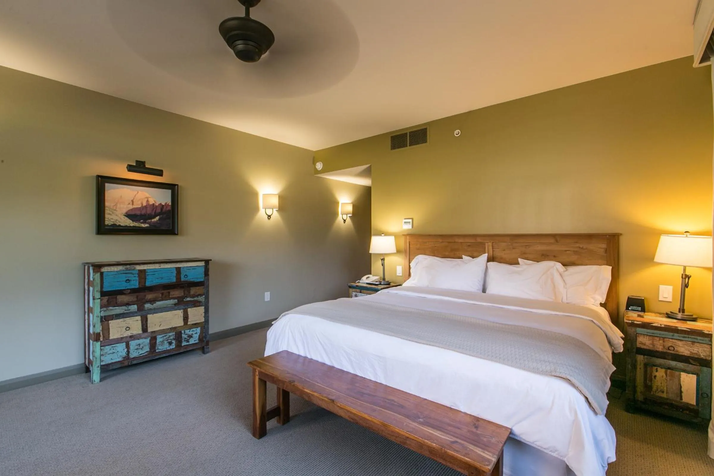 Bedroom, Bed in Driftwood Lodge