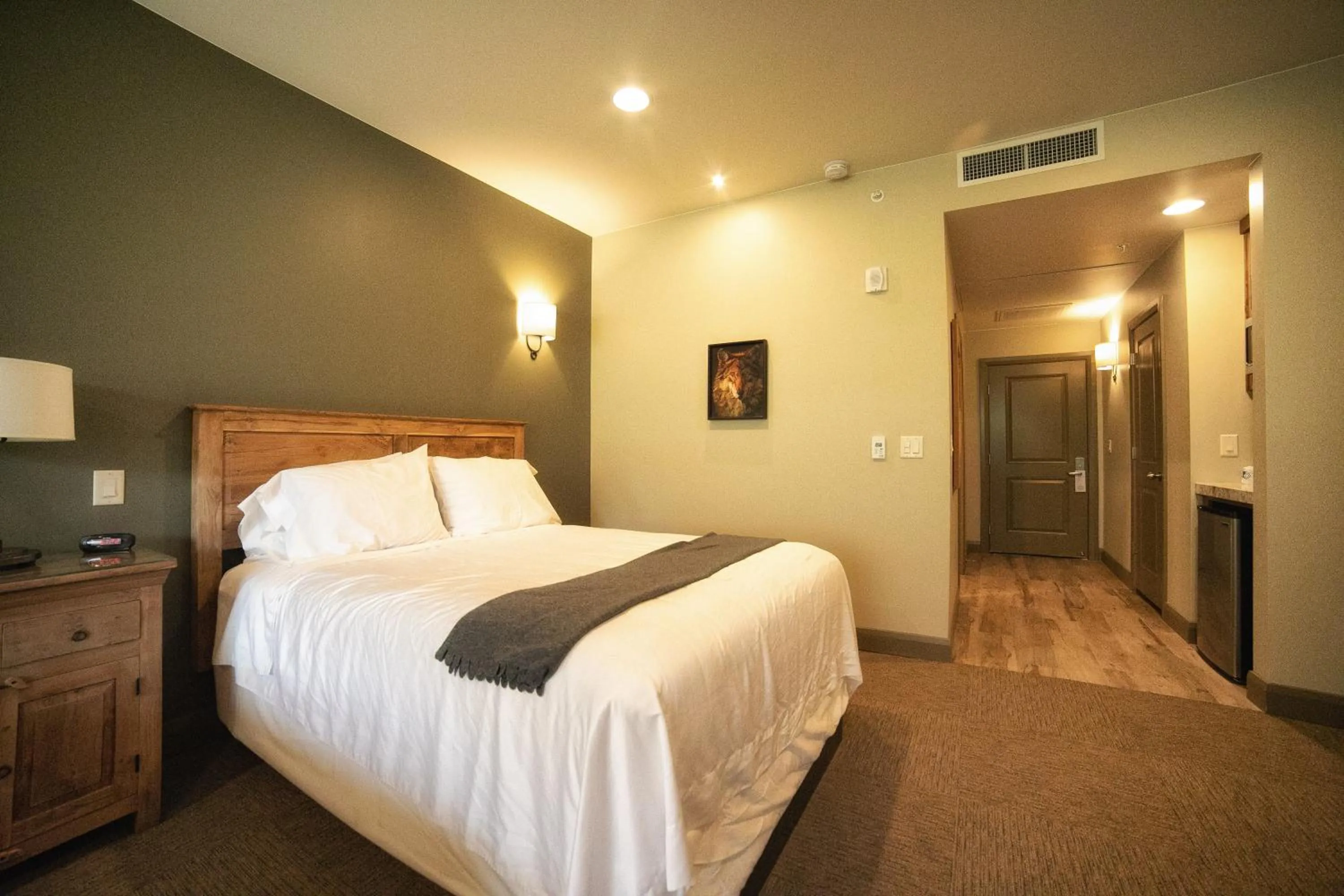 Bedroom, Bed in Driftwood Lodge