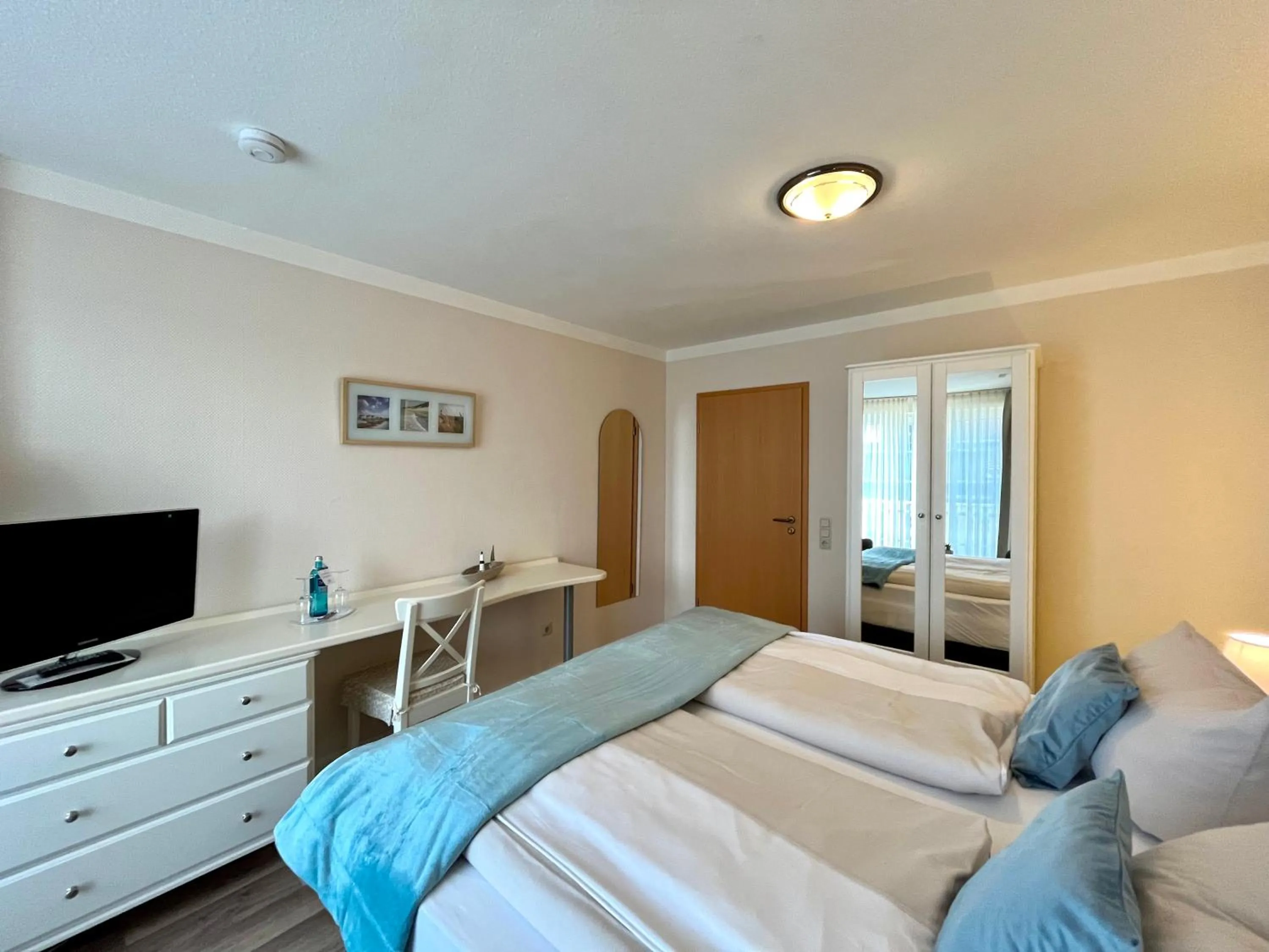 Photo of the whole room, Bed in Landhotel Esen