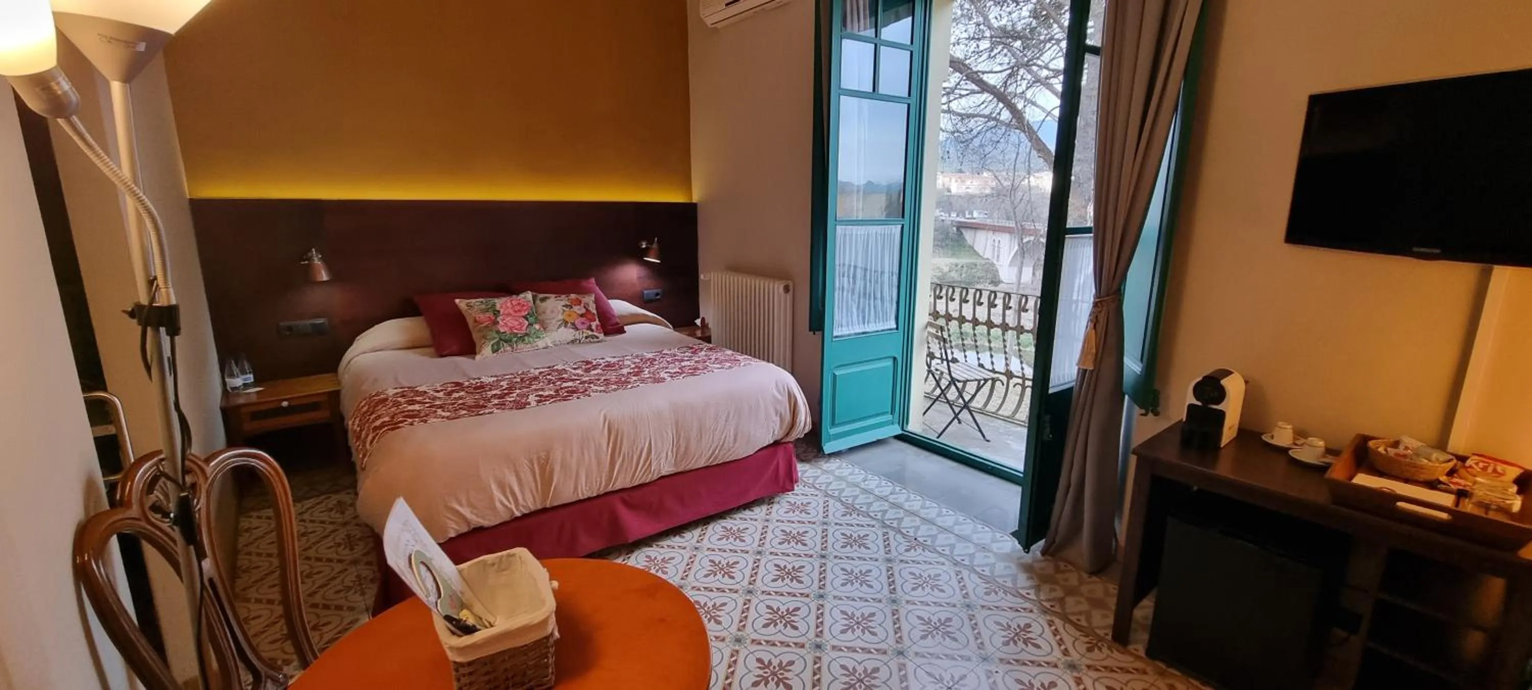 Shower, Bed in Els Jardins De La Martana