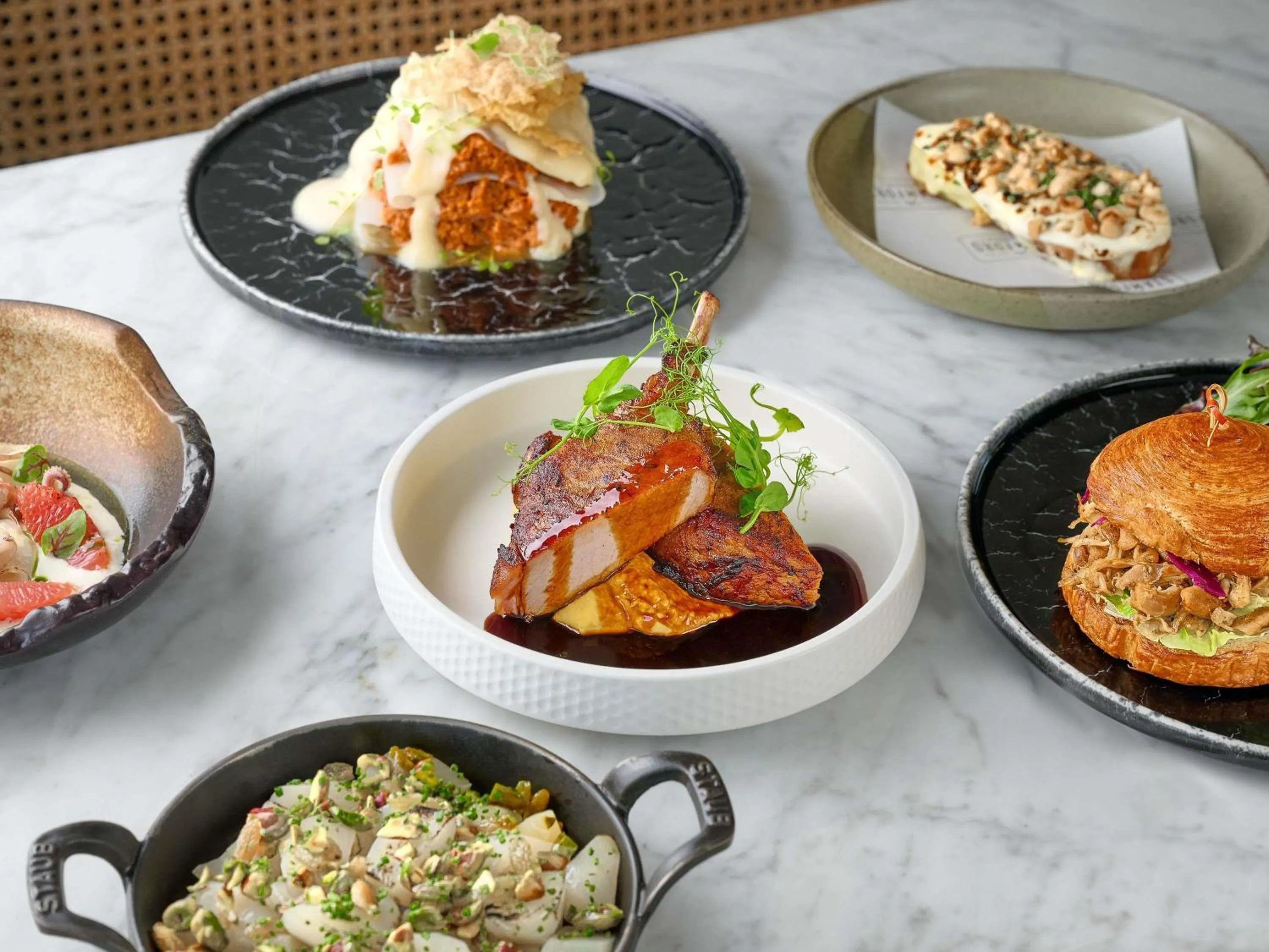 Lounge or bar in Swissotel The Stamford Singapore