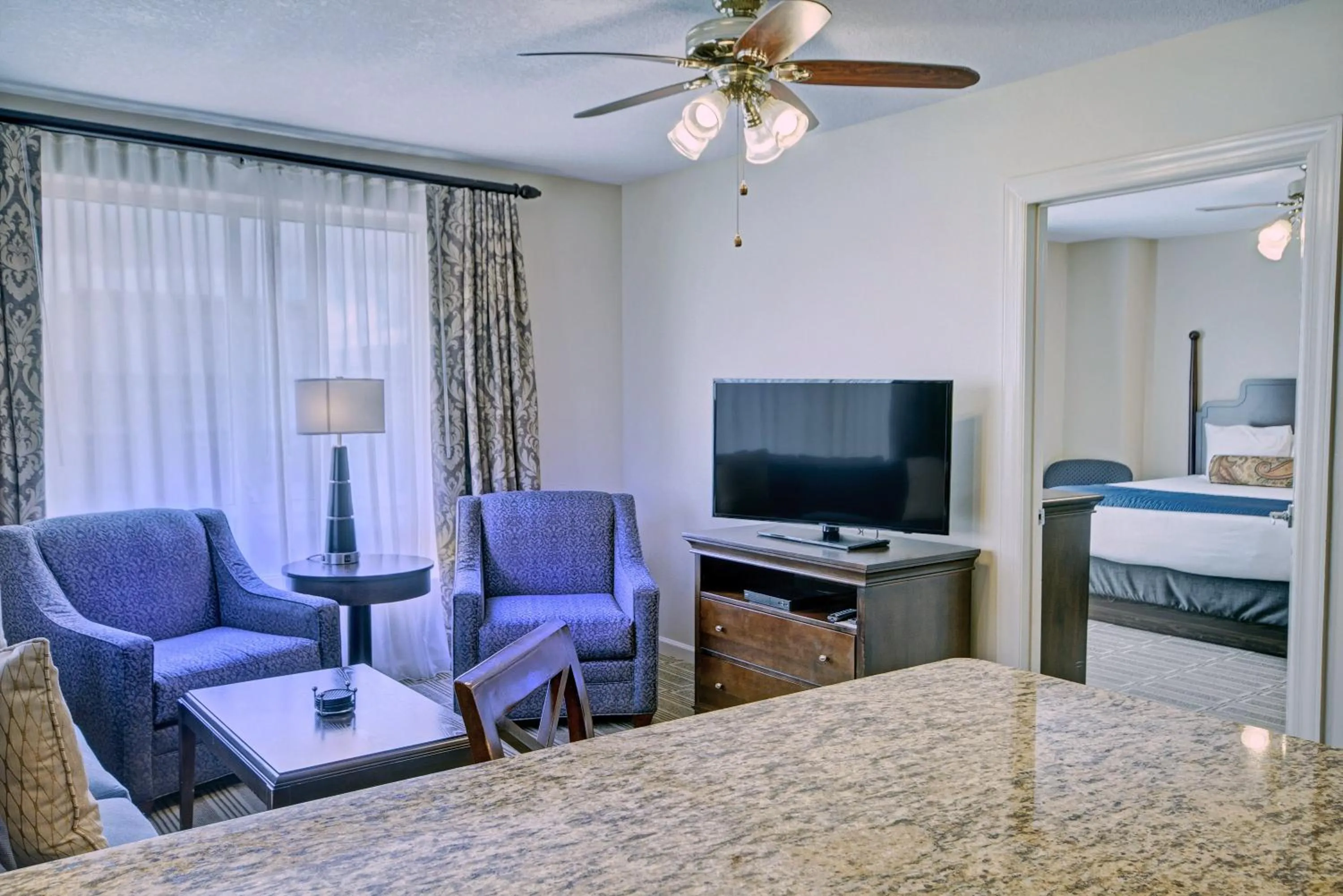 Living room, Bed in Club Wyndham Old Town Alexandria