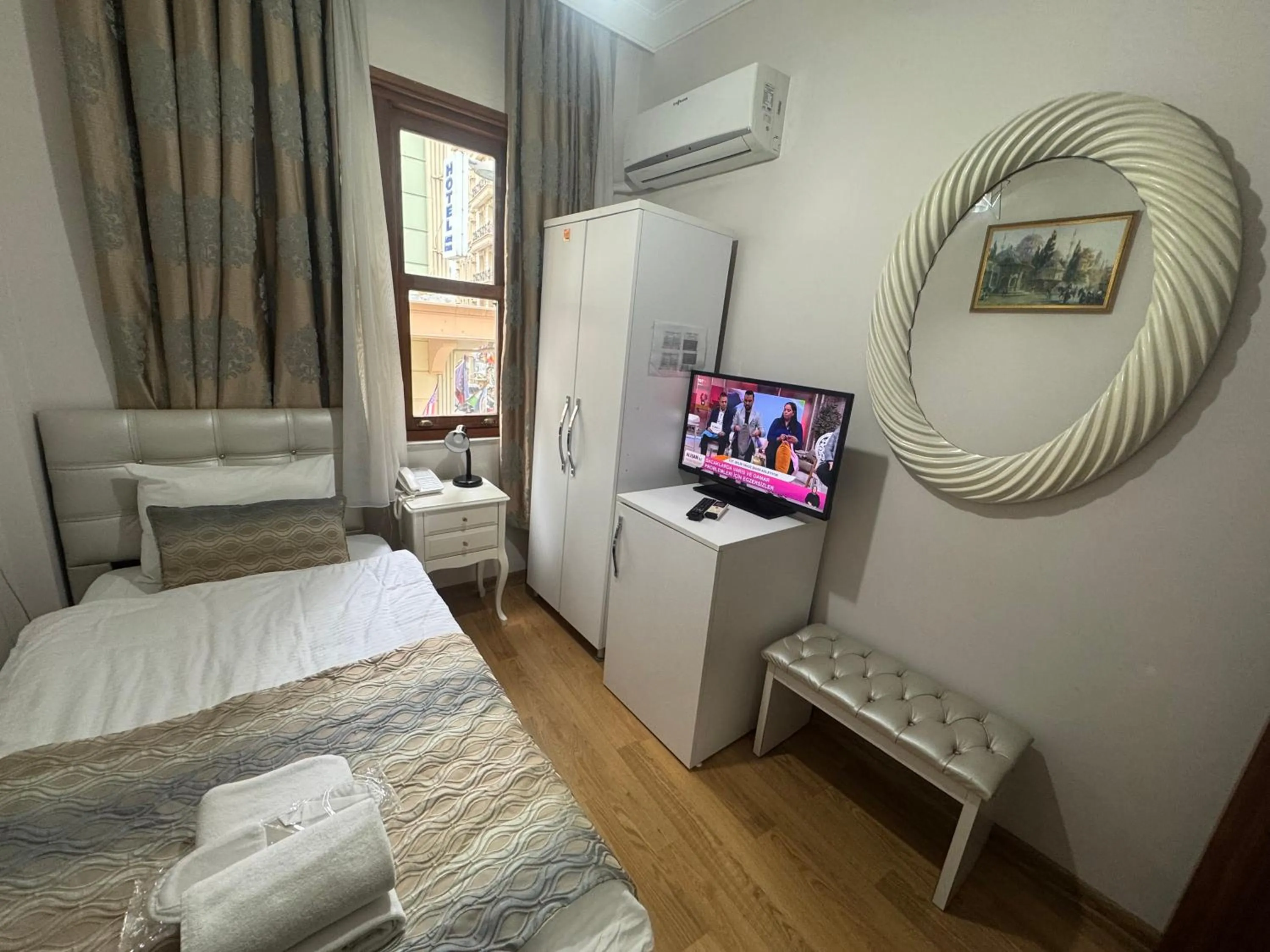 Photo of the whole room, Bed in Rosalie Palace Hotel