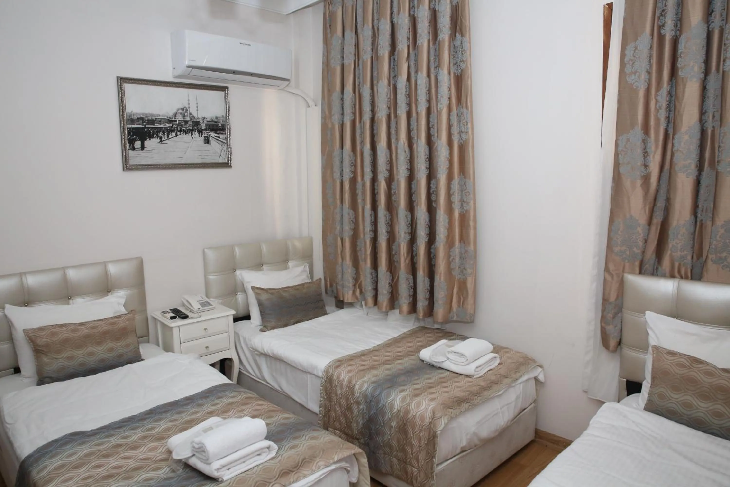 Photo of the whole room, Bed in Rosalie Palace Hotel