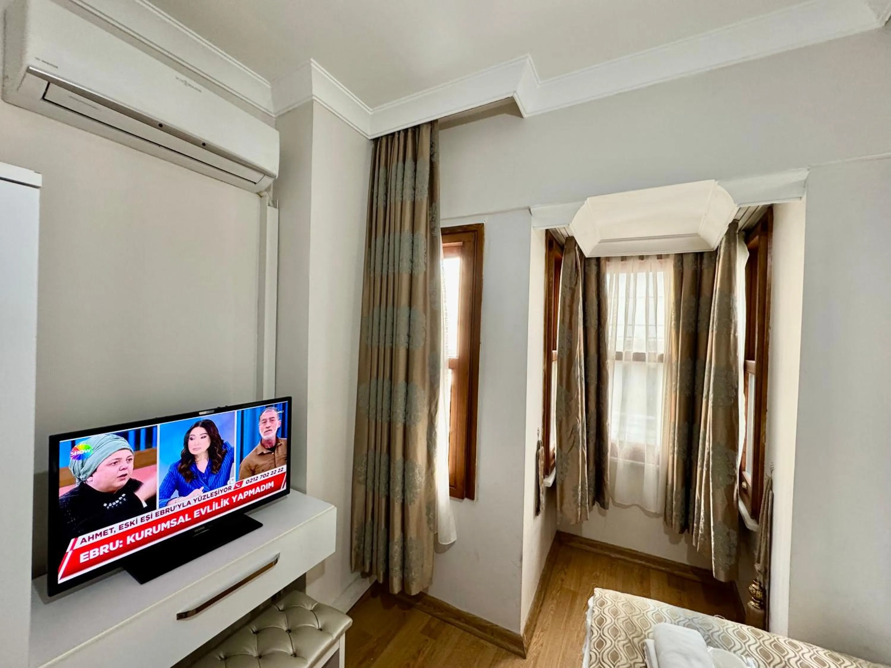 TV and multimedia, Bed in Rosalie Palace Hotel