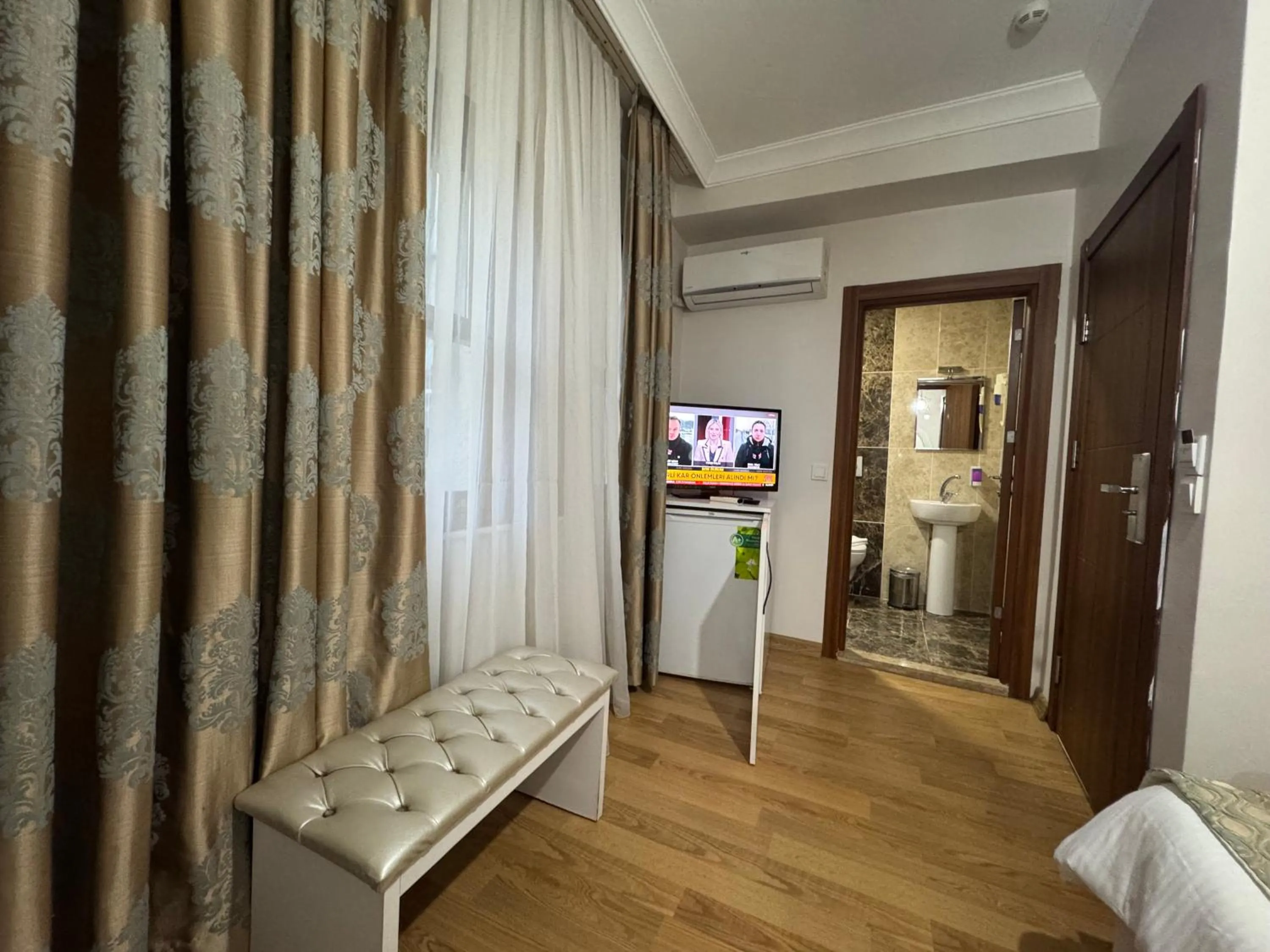 TV and multimedia in Rosalie Palace Hotel