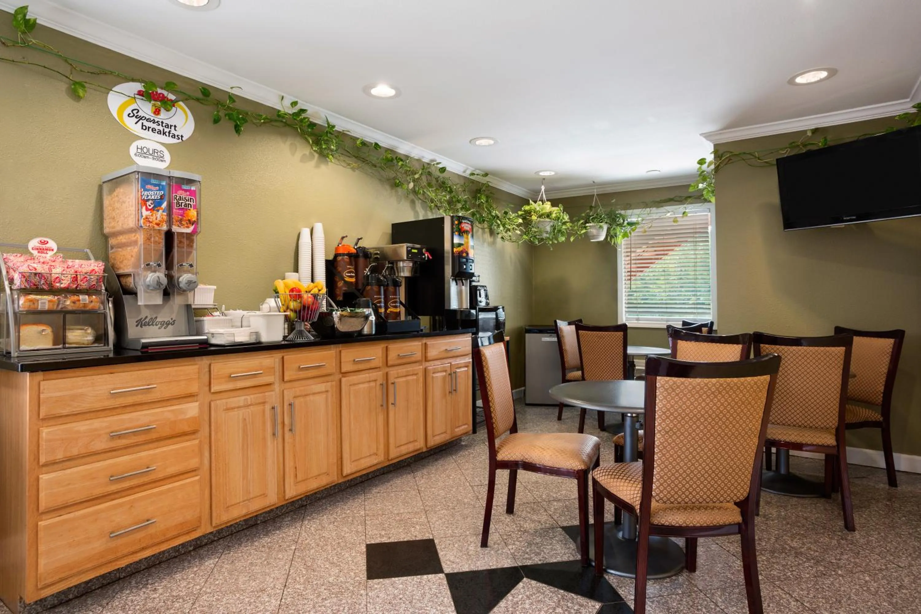 Restaurant/places to eat in Super 8 by Wyndham Indianapolis-Southport Rd