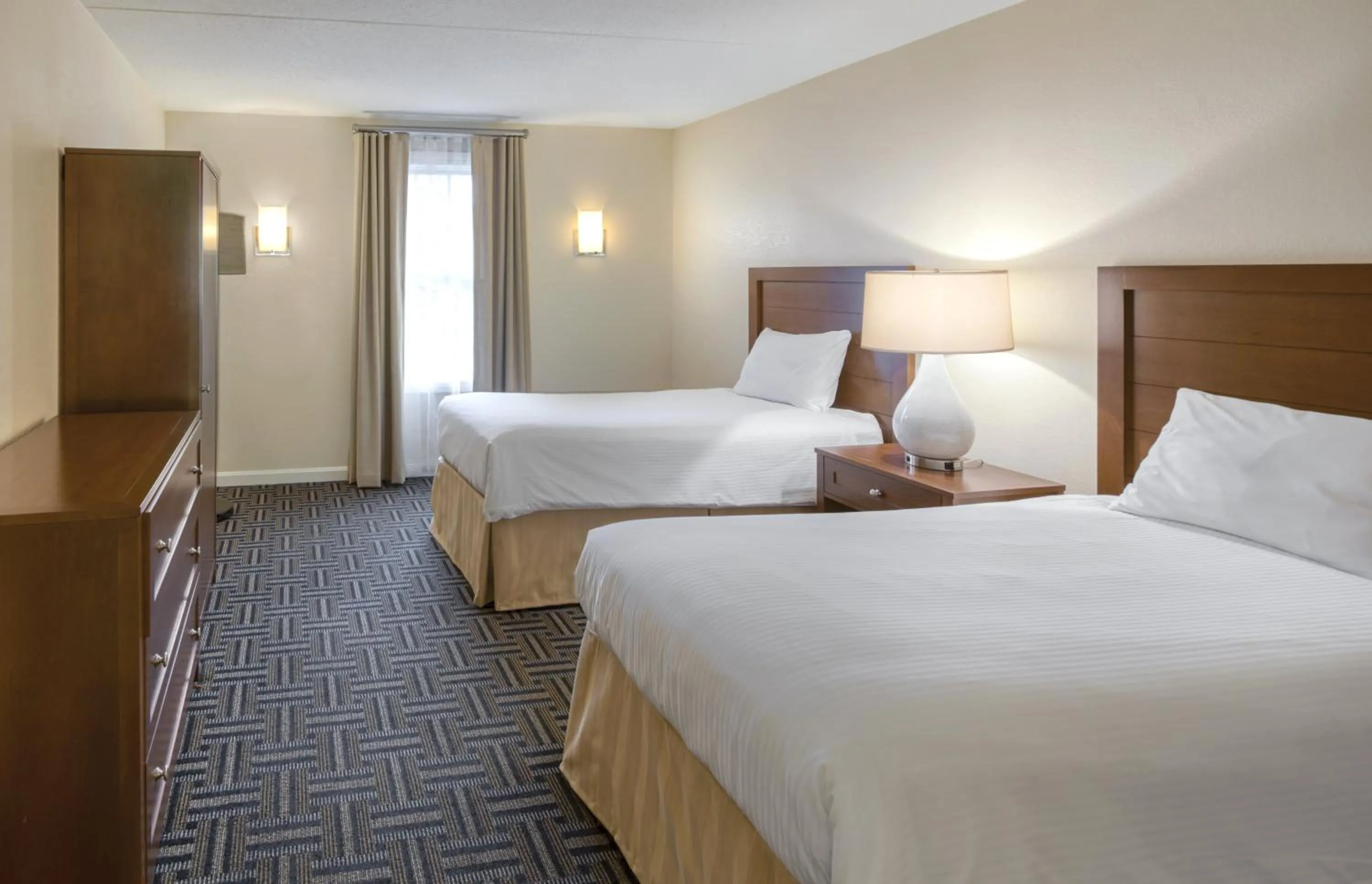 Photo of the whole room, Bed in Club Wyndham Long Wharf