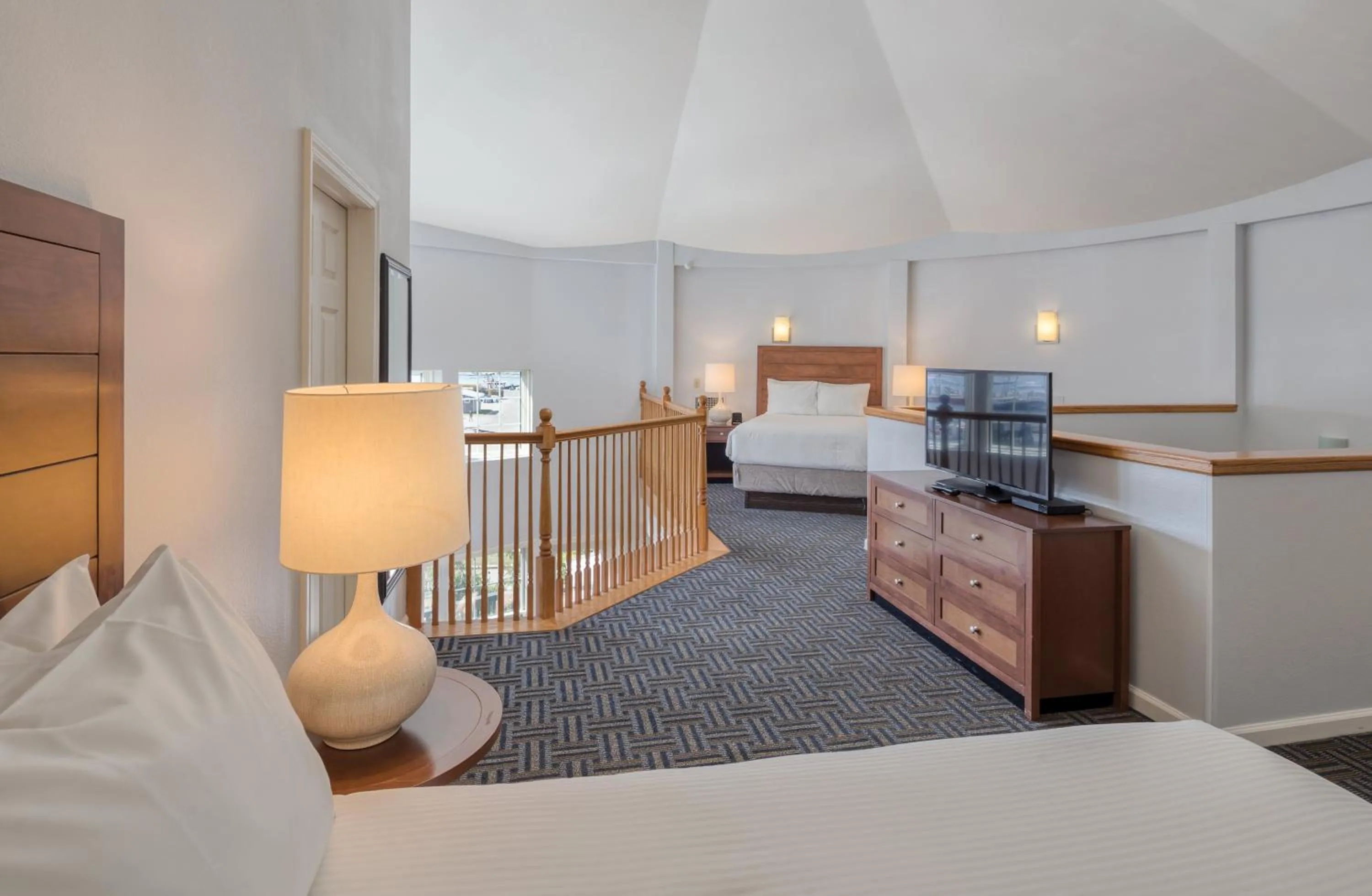 Photo of the whole room, Bed in Club Wyndham Long Wharf