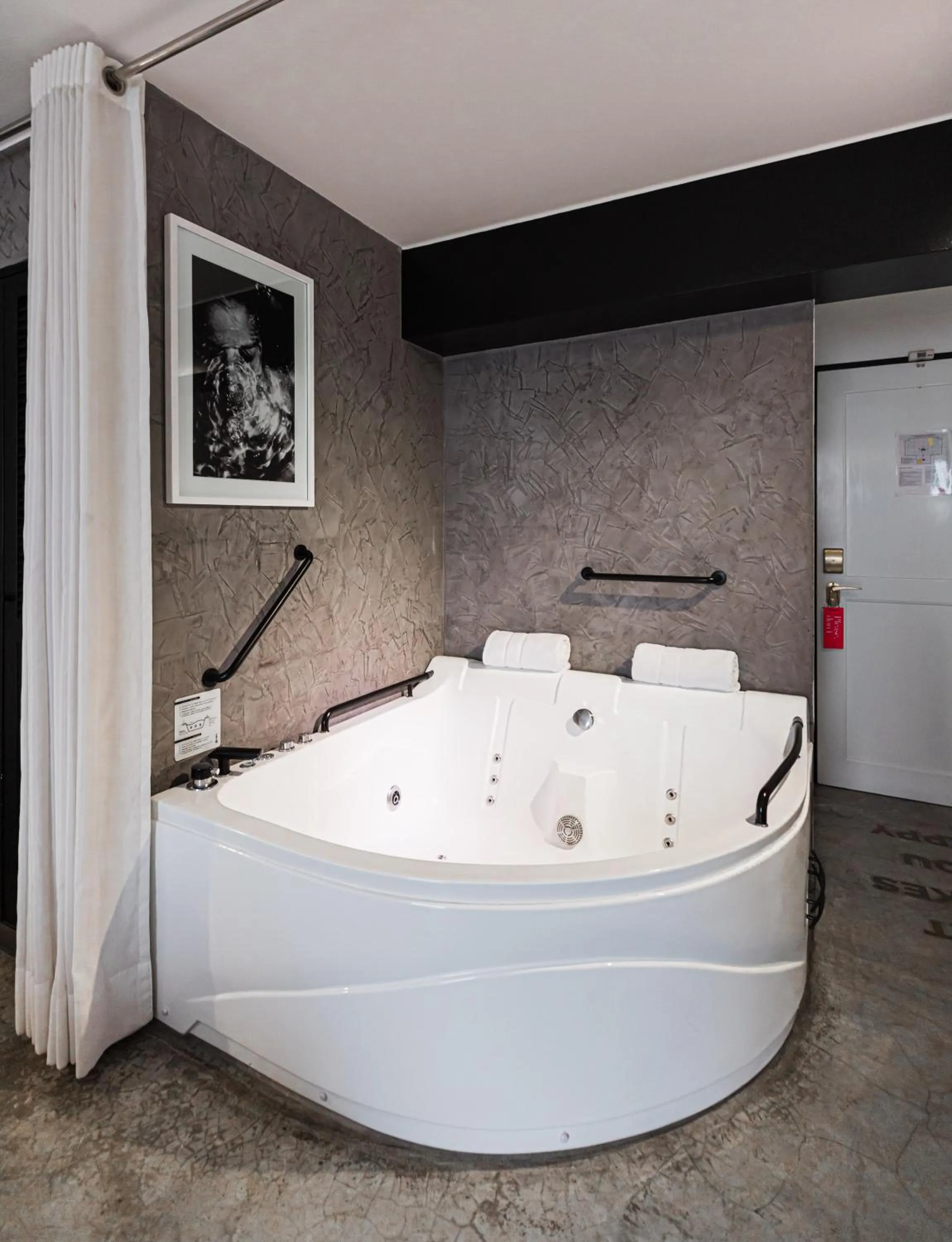 Hot Tub, Bed in BTH Hotel – Boutique Concept
