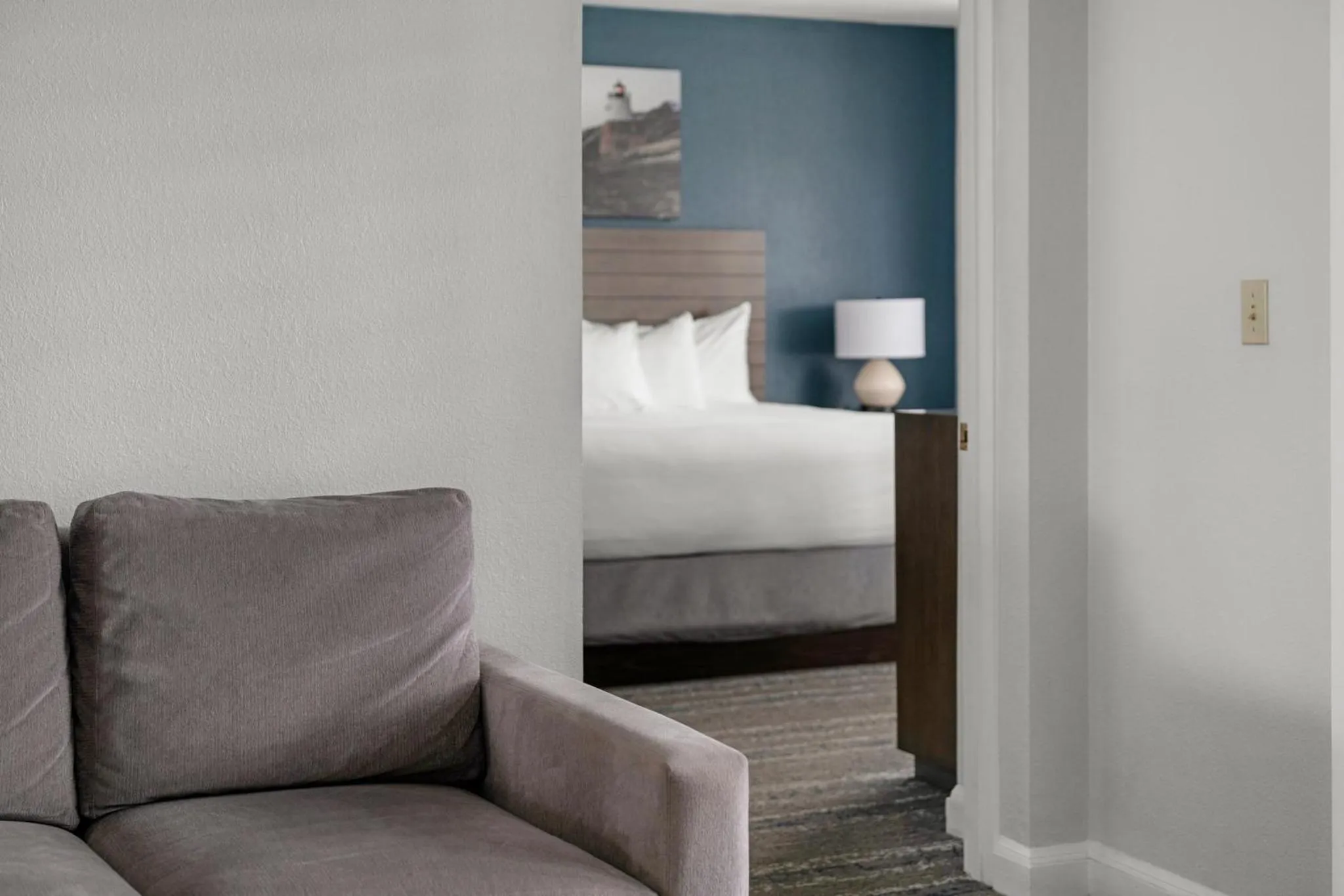 Living room, Bed in Club Wyndham Newport Onshore