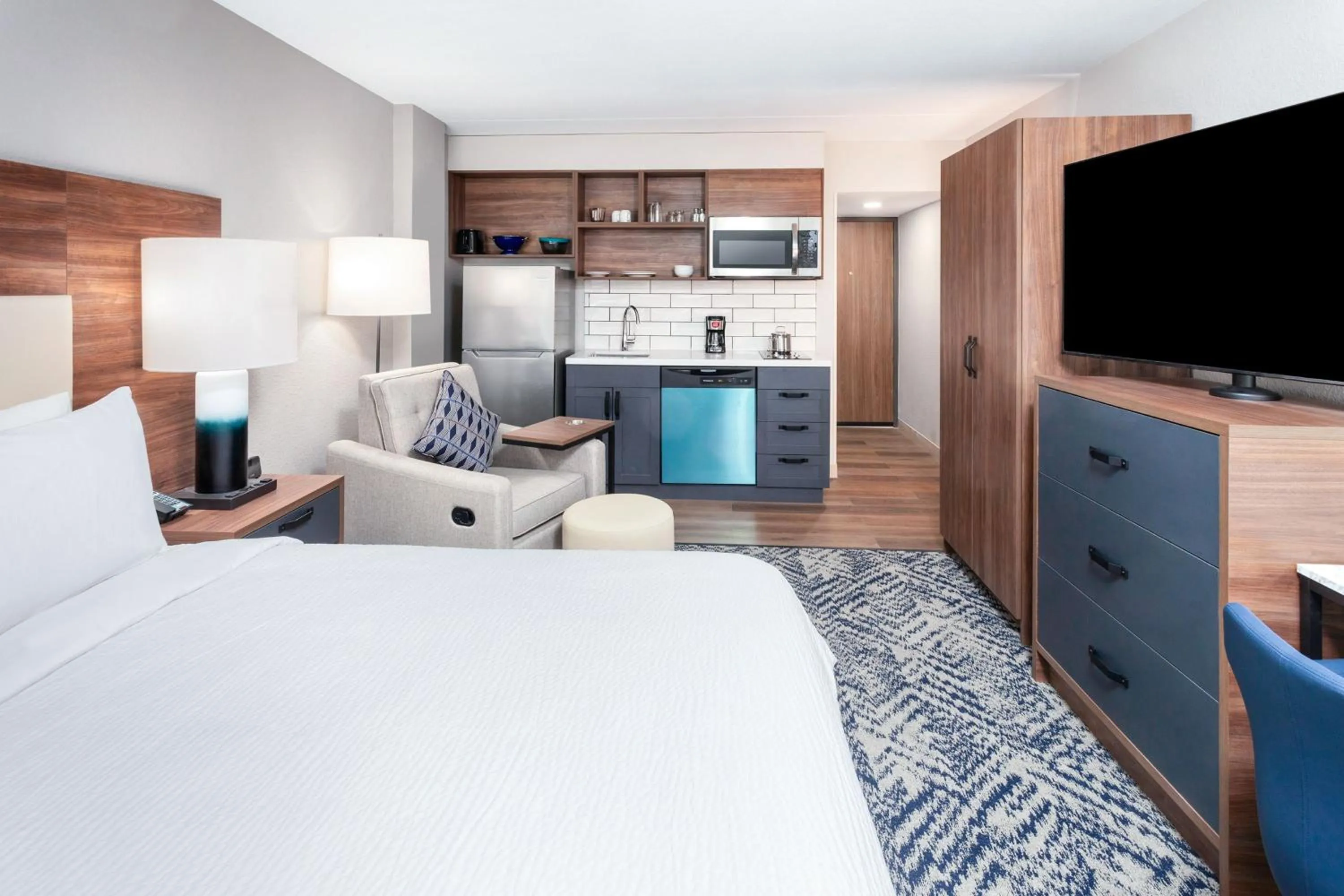 Photo of the whole room, Bed in Candlewood Suites Columbus North - Worthington by IHG