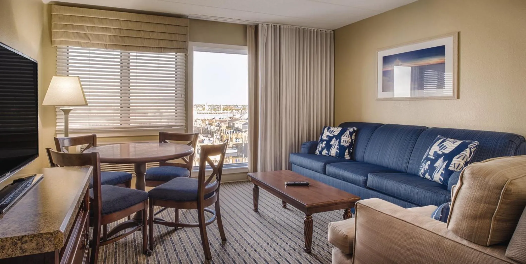 Living room in Club Wyndham Inn on Long Wharf