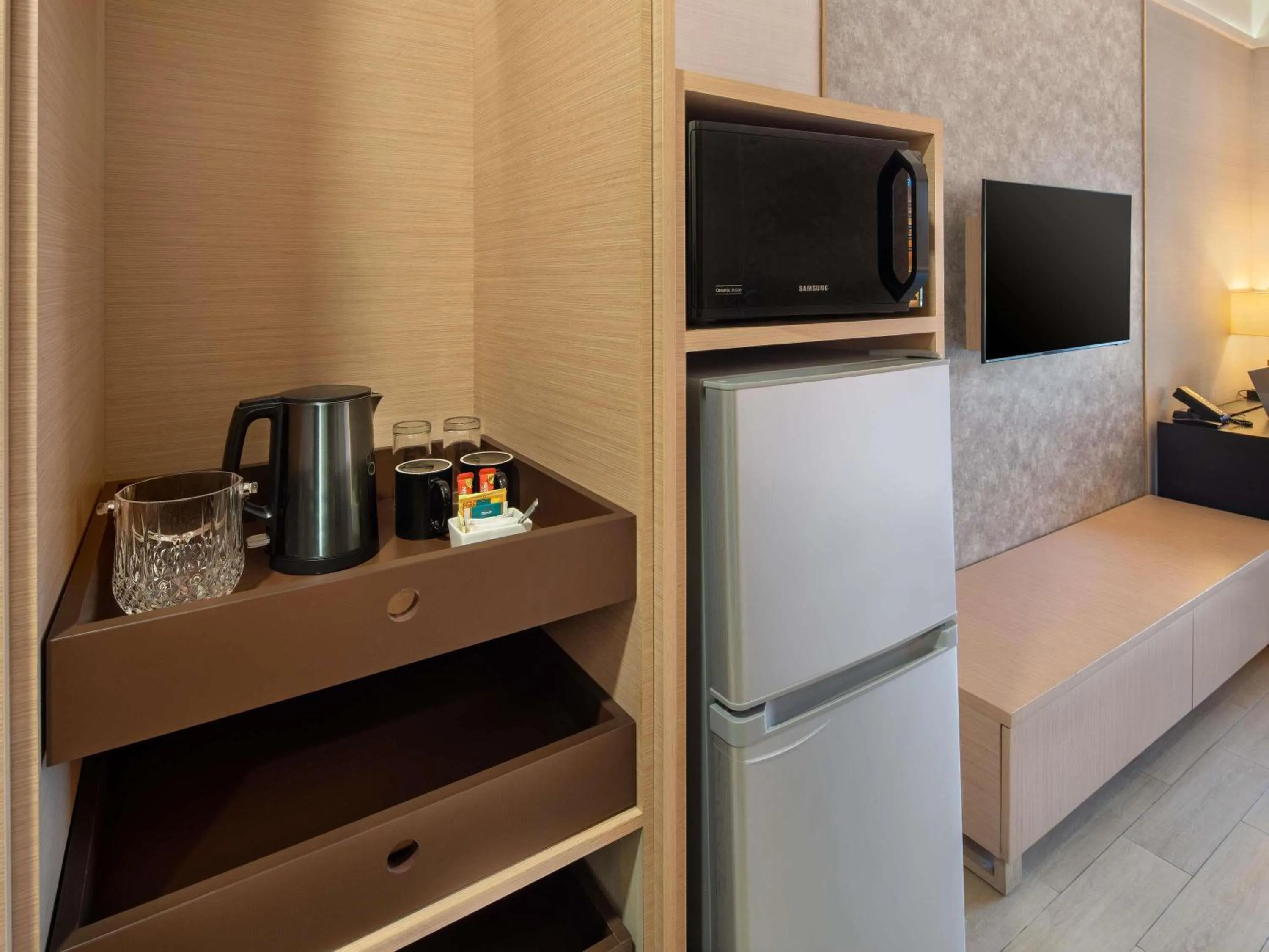 Bedroom, Bed in Grand Mercure Singapore Roxy